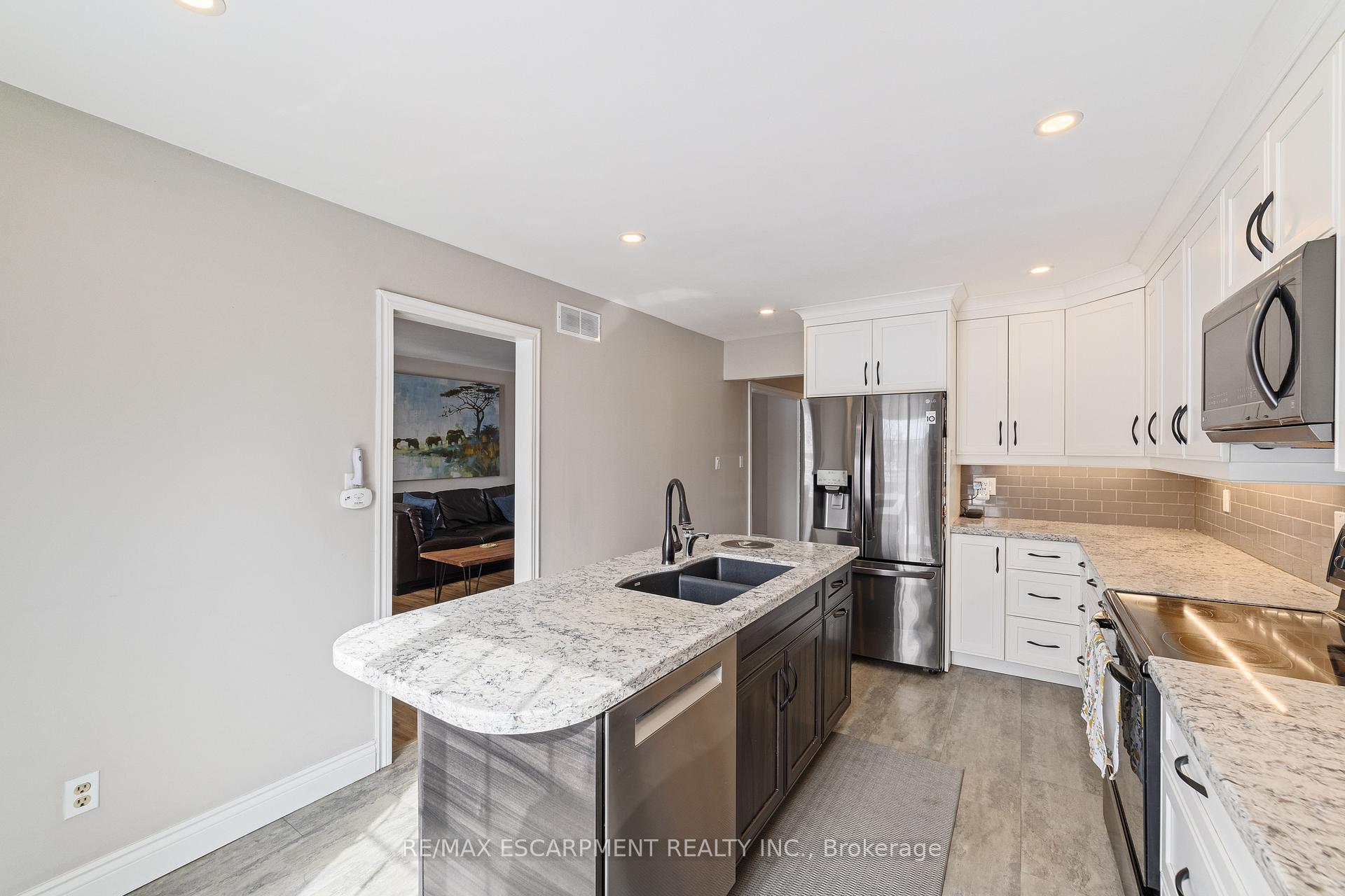 Photo 14 of 161 Twin Crescent, Hamilton, Butler — HOMEH