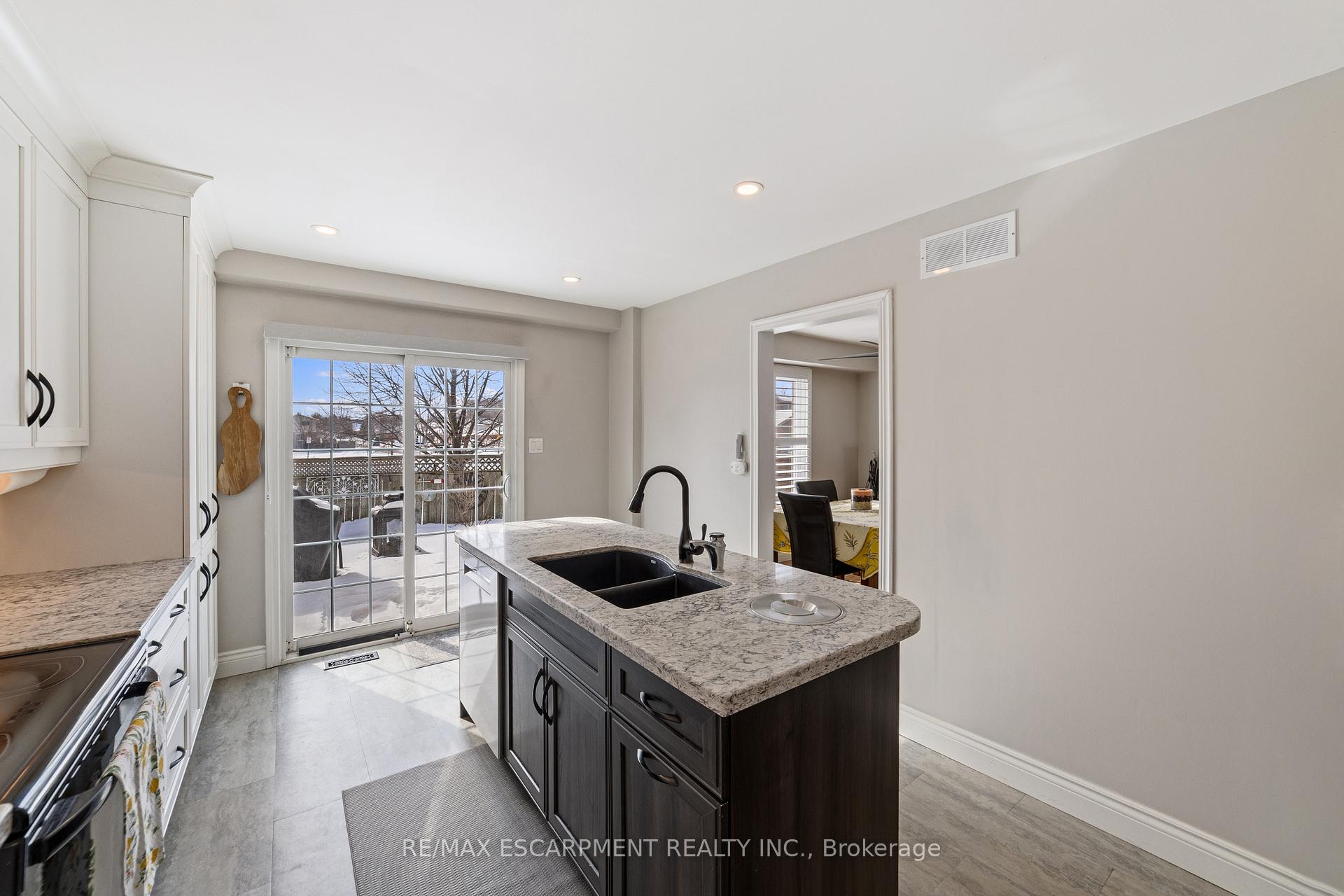 Photo 8 of 161 Twin Crescent, Hamilton, Butler — HOMEH