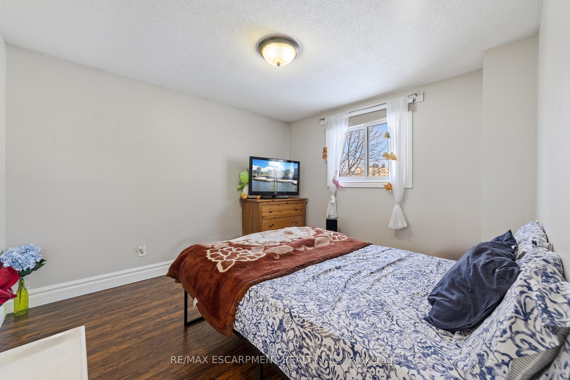 Photo 24 of 161 Twin Crescent, Hamilton, Butler — HOMEH