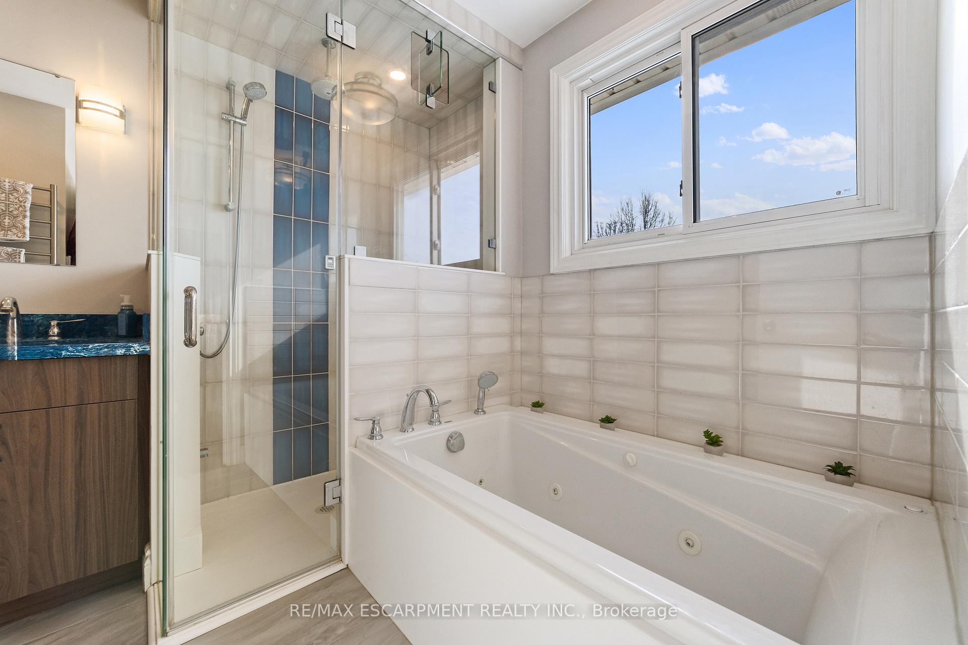 Photo 33 of 161 Twin Crescent, Hamilton, Butler — HOMEH
