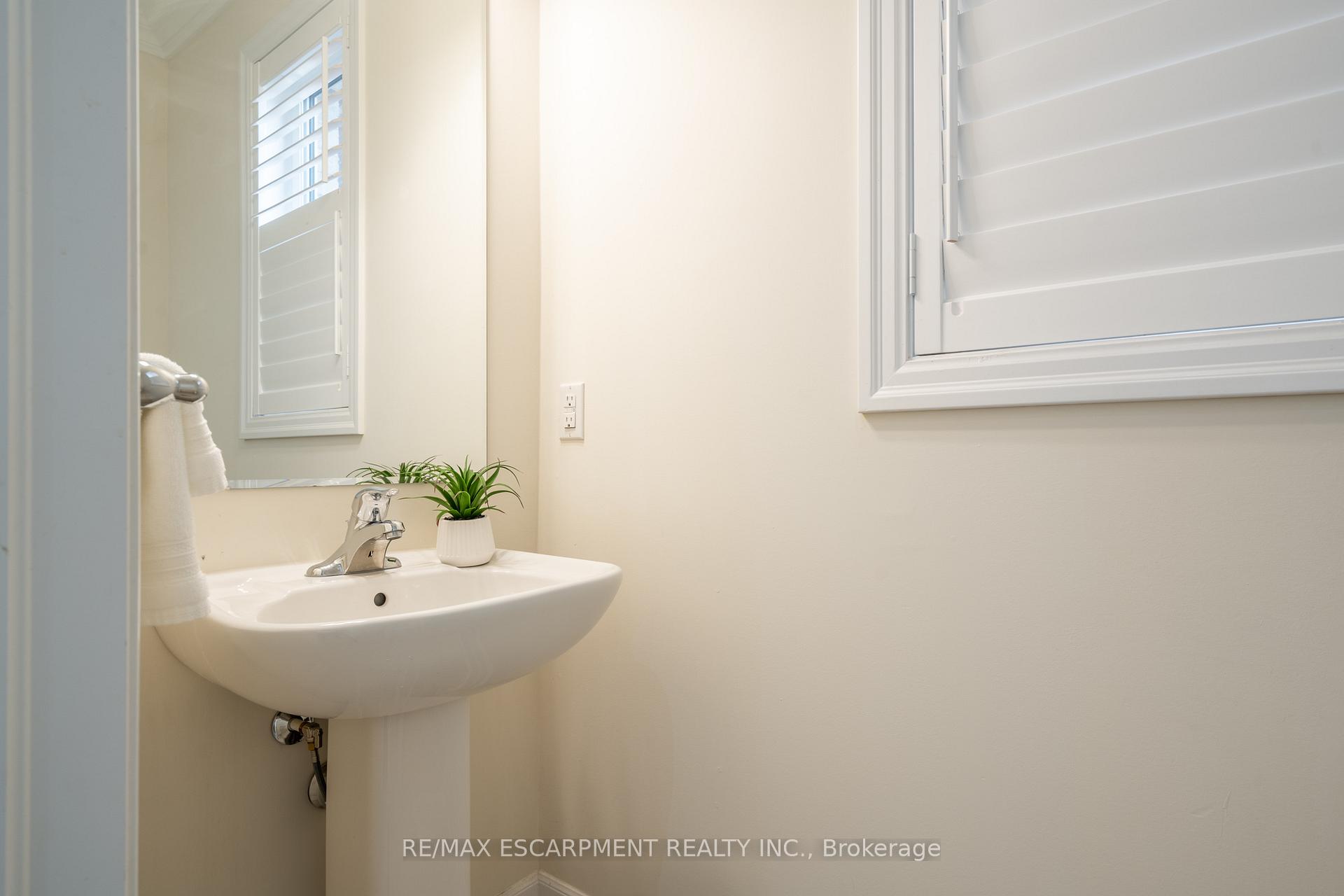 Photo 2 of 31 Forest Ridge Avenue, Hamilton, Waterdown — HOMEH