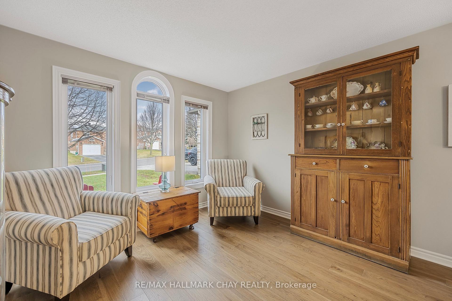 Photo 11 of 53 Logan Court, Barrie, Holly — HOMEH