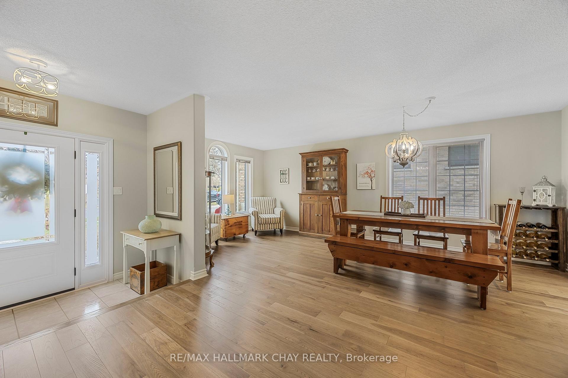 Photo 4 of 53 Logan Court, Barrie, Holly — HOMEH
