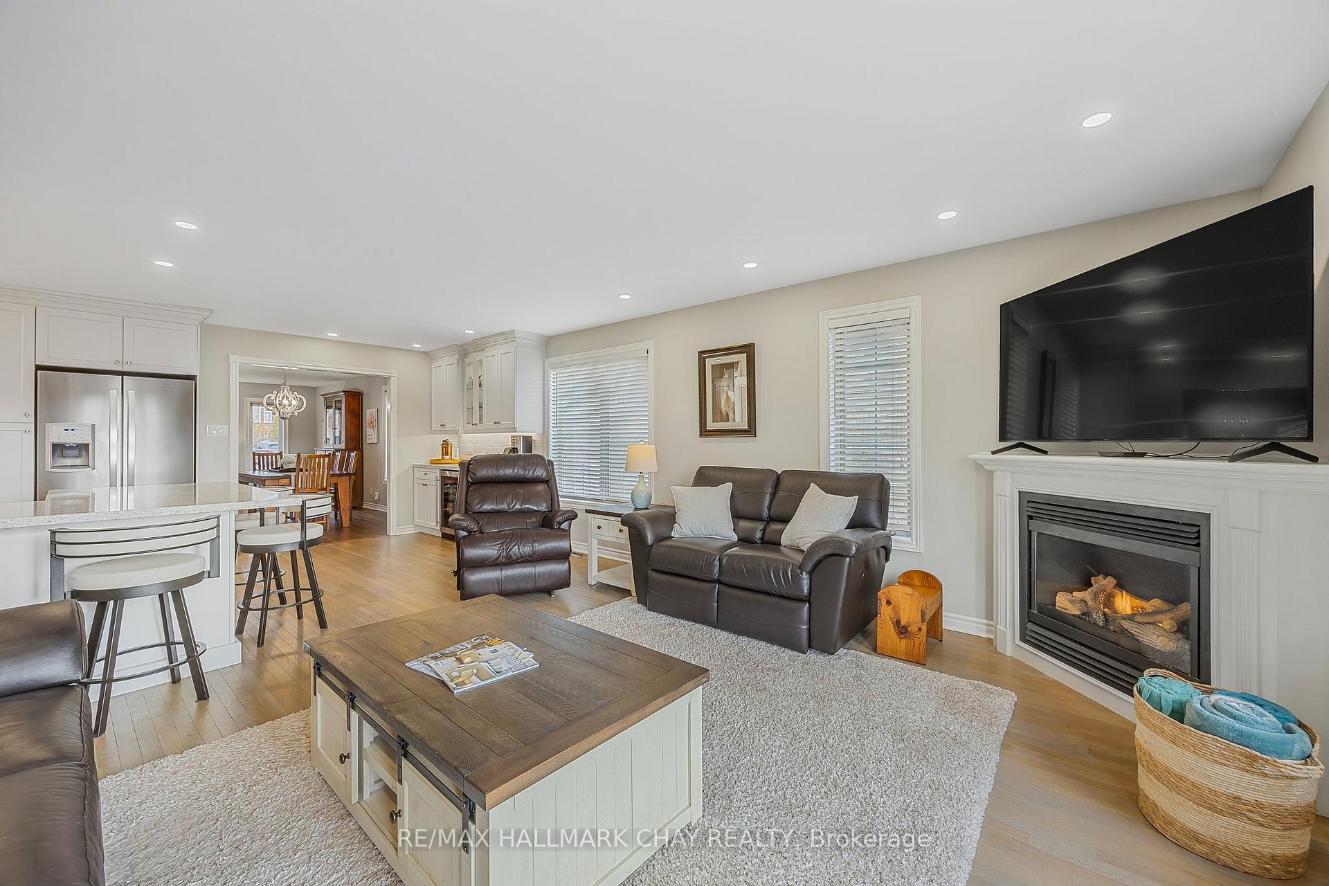 Photo 10 of 53 Logan Court, Barrie, Holly — HOMEH