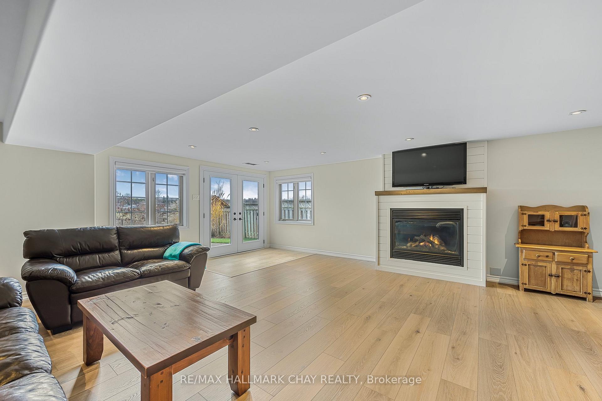 Photo 29 of 53 Logan Court, Barrie, Holly — HOMEH