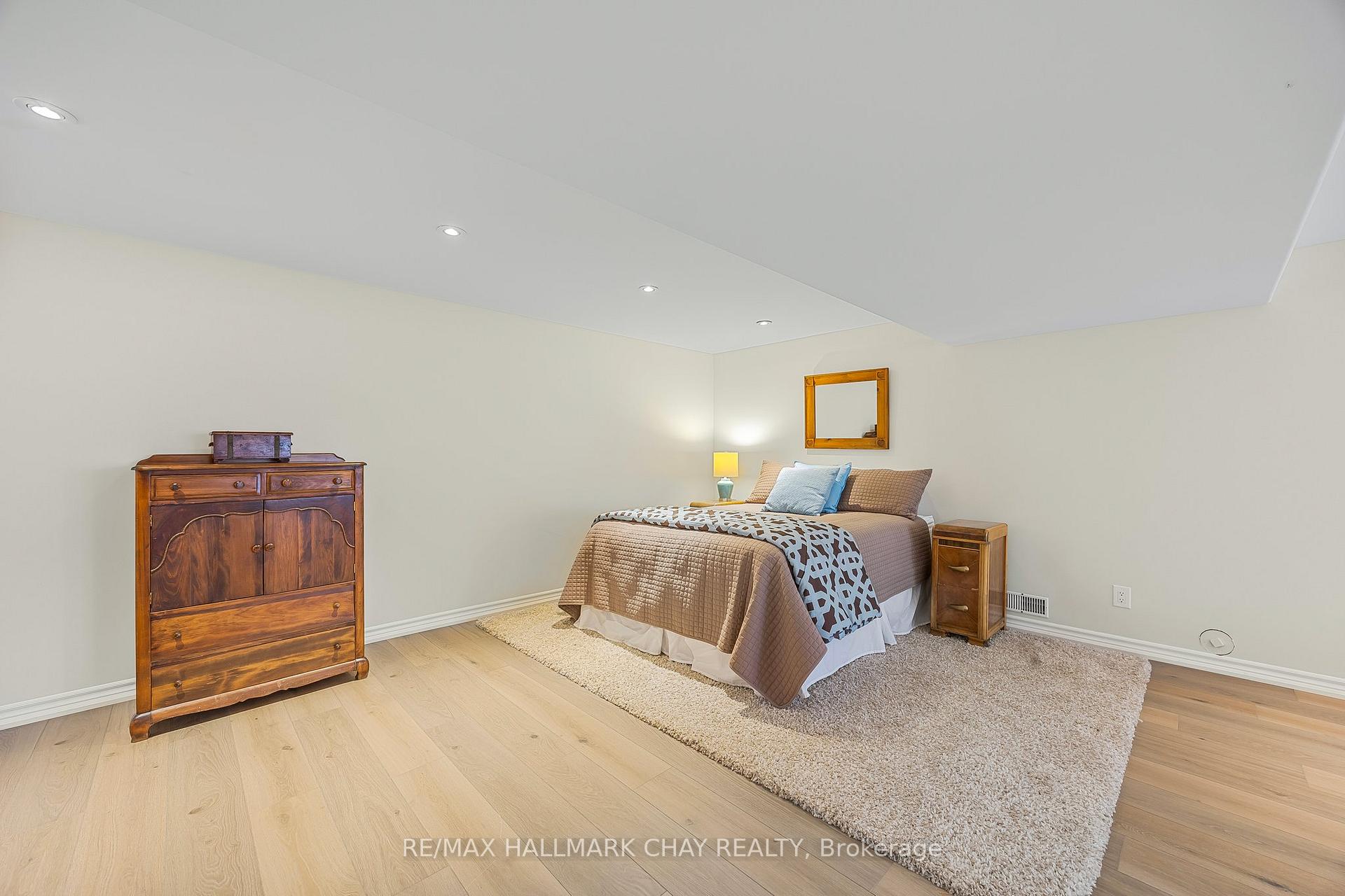 Photo 19 of 53 Logan Court, Barrie, Holly — HOMEH
