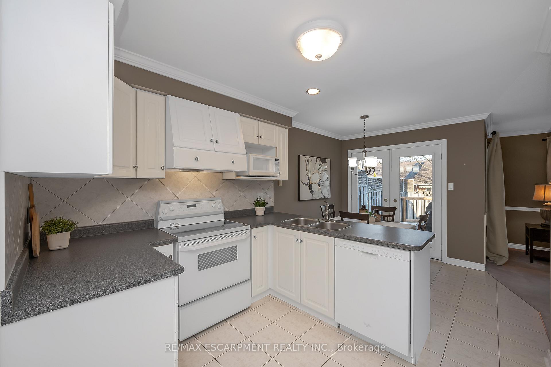 Photo 16 of 75 Banbury Drive, Hamilton, Meadowlands — HOMEH