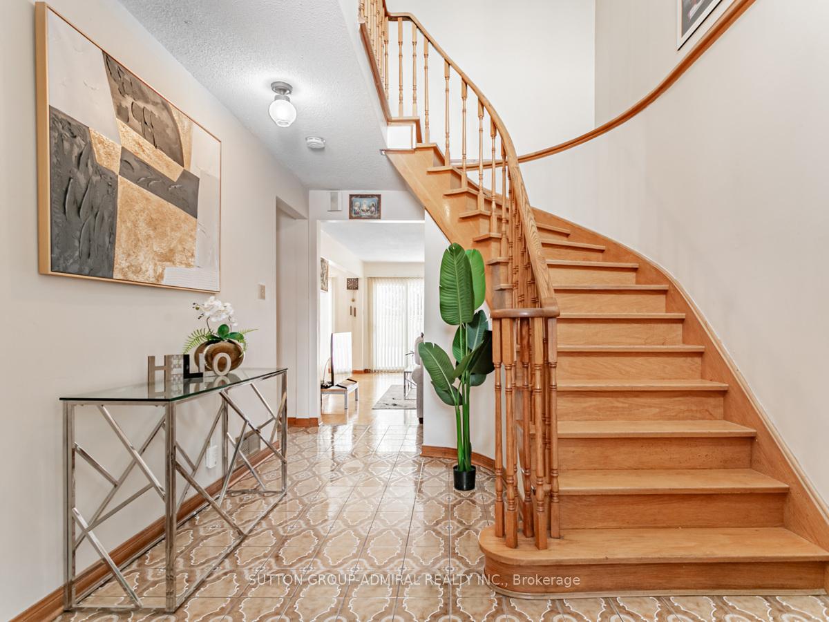 Photo 4 of 70 Oakmount Crescent, Vaughan, Glen Shields — HOMEH