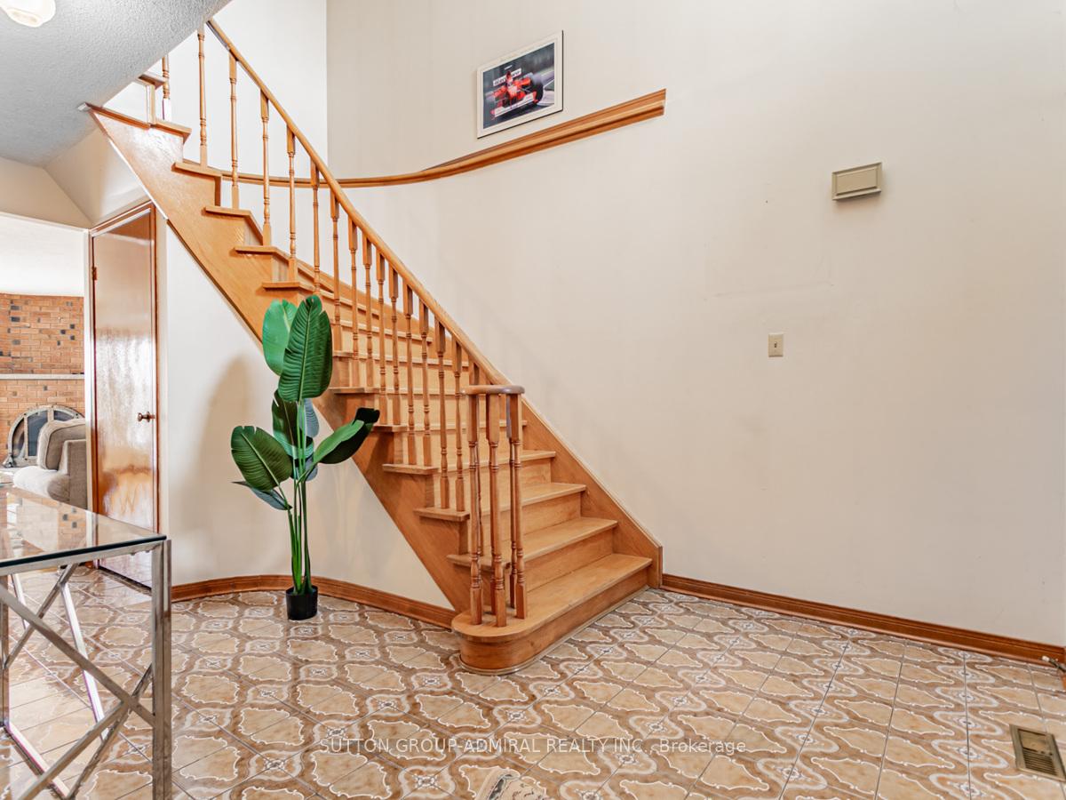 Photo 2 of 70 Oakmount Crescent, Vaughan, Glen Shields — HOMEH