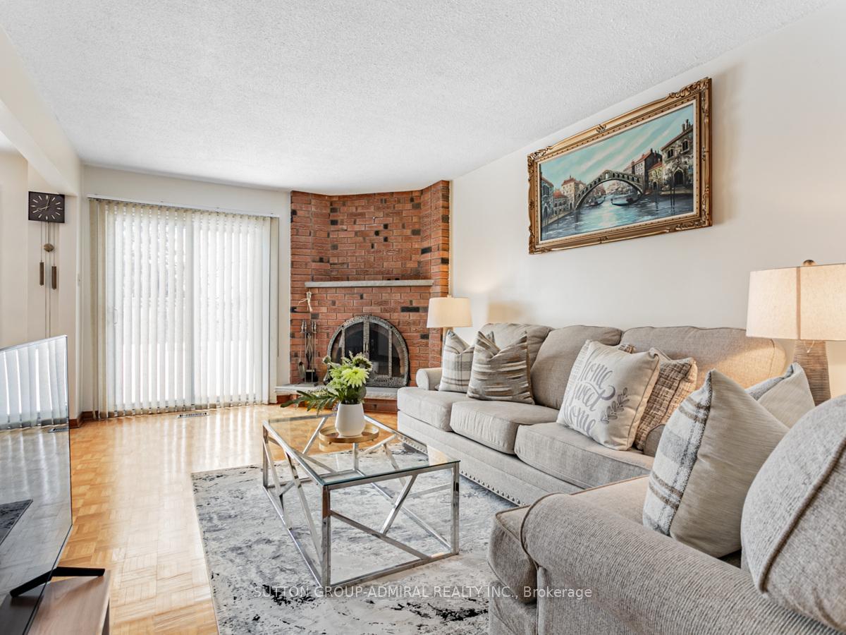 Photo 5 of 70 Oakmount Crescent, Vaughan, Glen Shields — HOMEH