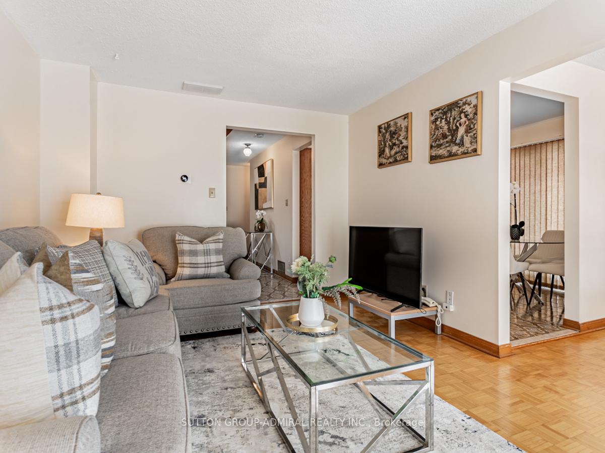 Photo 7 of 70 Oakmount Crescent, Vaughan, Glen Shields — HOMEH