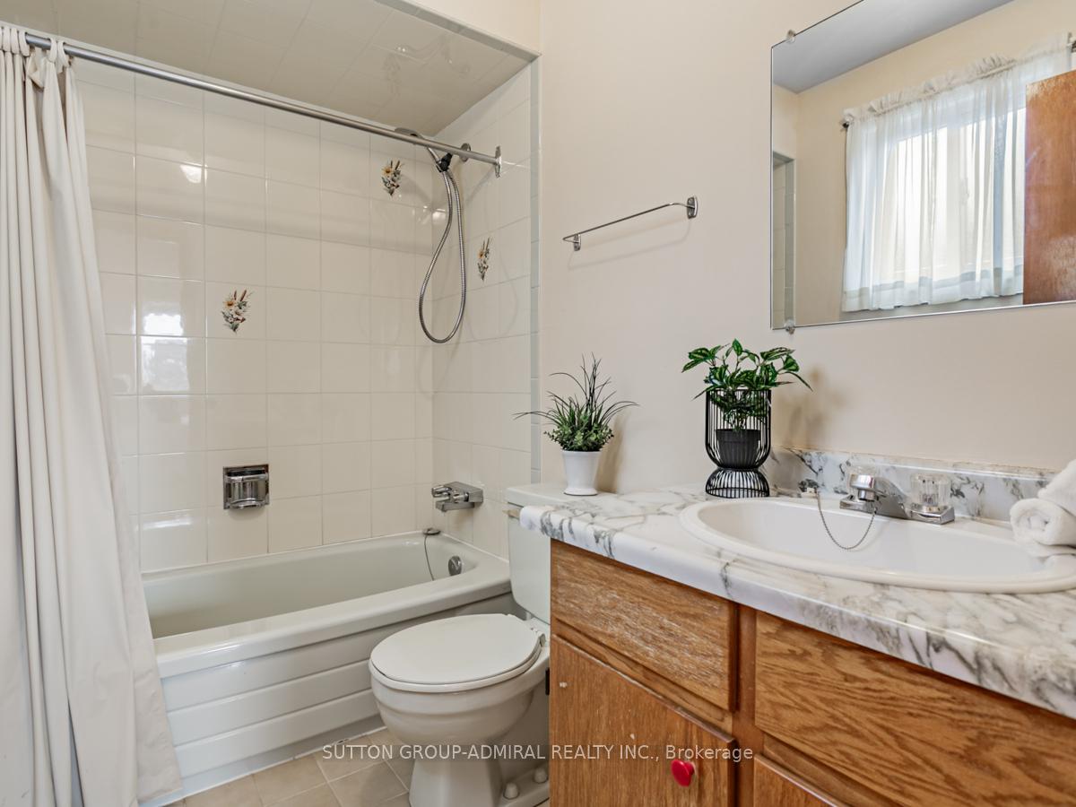 Photo 21 of 70 Oakmount Crescent, Vaughan, Glen Shields — HOMEH