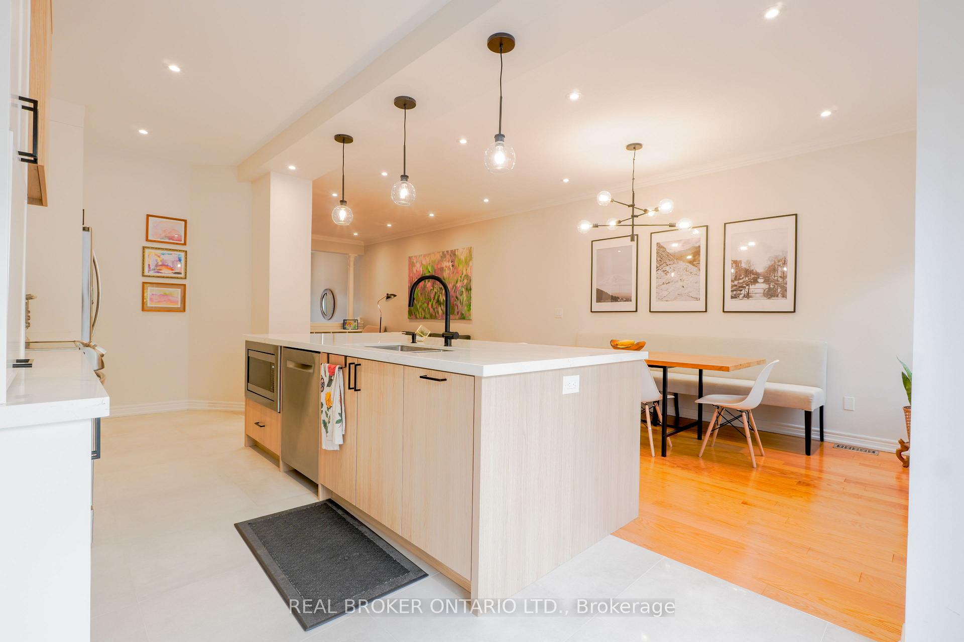 Photo 2 of 7 Kingsbridge Circle, Vaughan, Beverley Glen — HOMEH