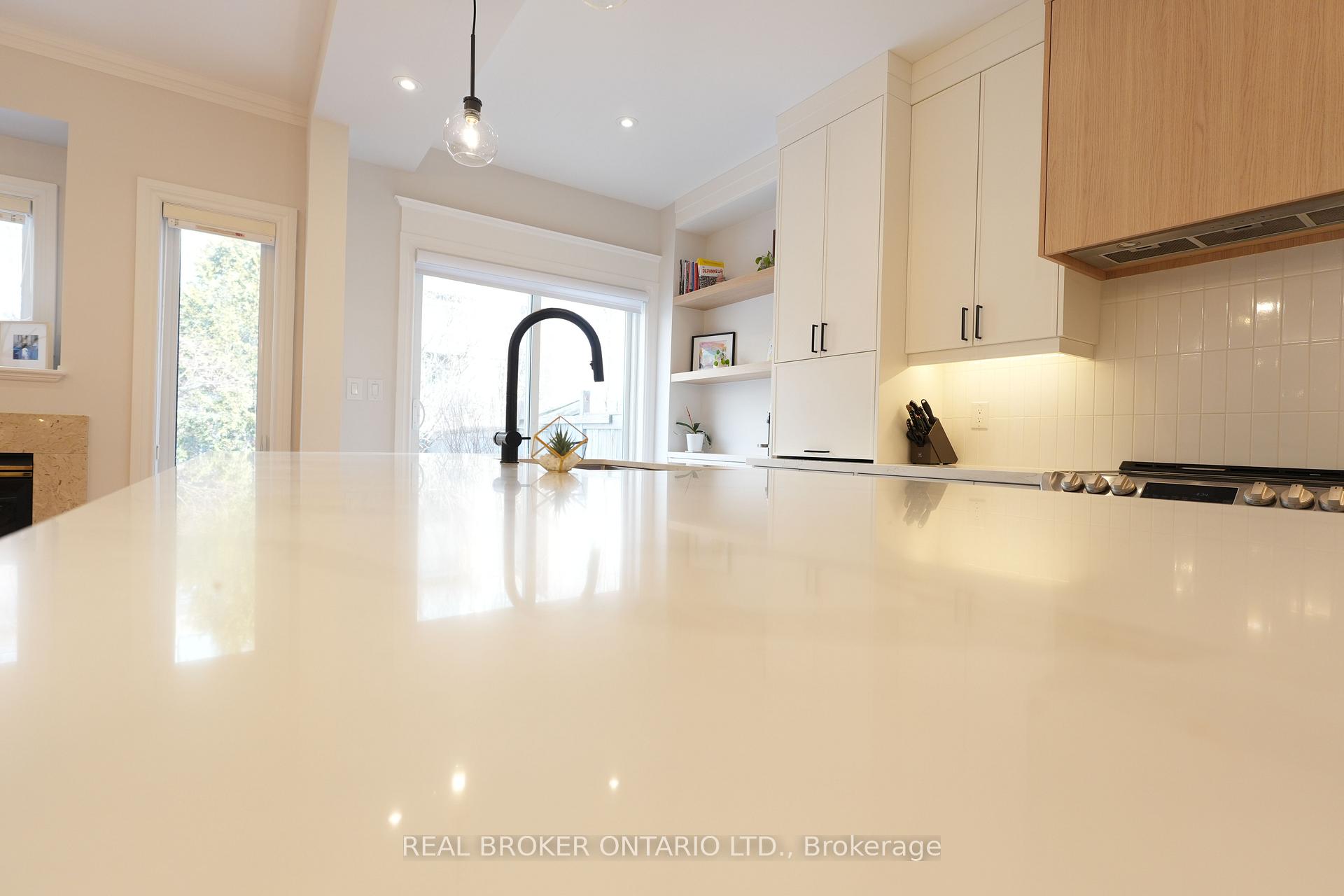 Photo 3 of 7 Kingsbridge Circle, Vaughan, Beverley Glen — HOMEH