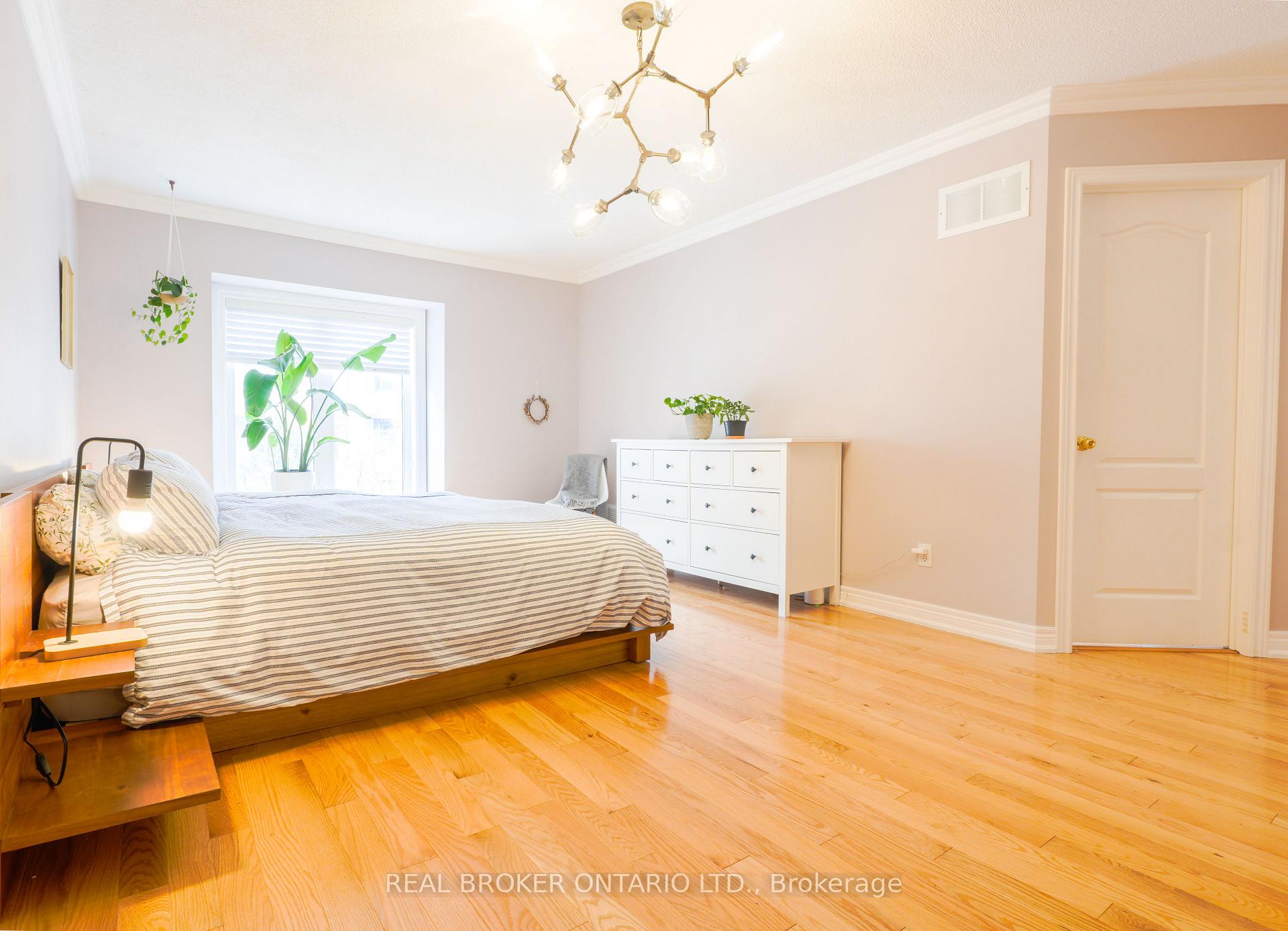 Photo 11 of 7 Kingsbridge Circle, Vaughan, Beverley Glen — HOMEH