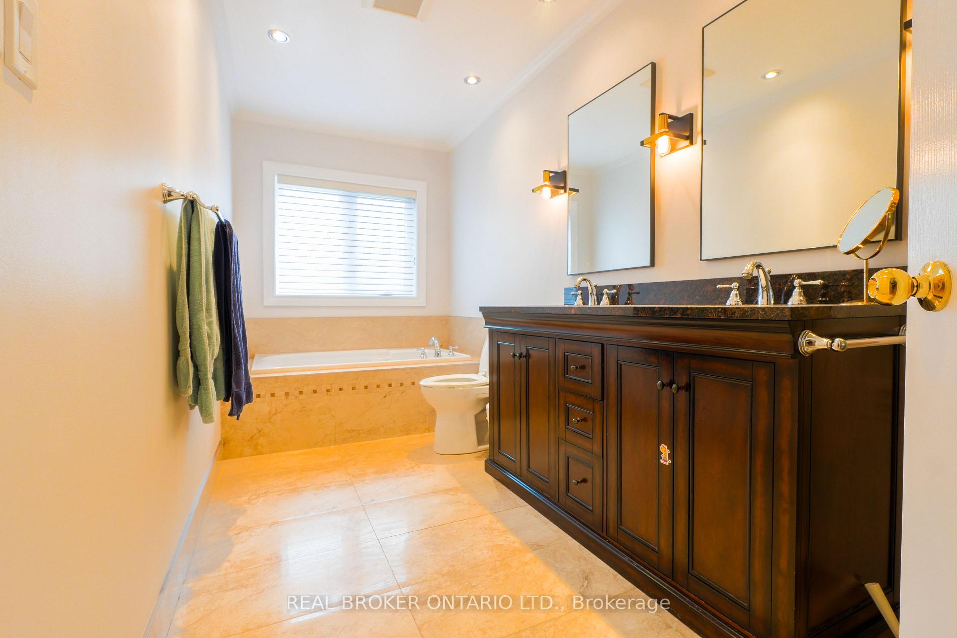 Photo 13 of 7 Kingsbridge Circle, Vaughan, Beverley Glen — HOMEH