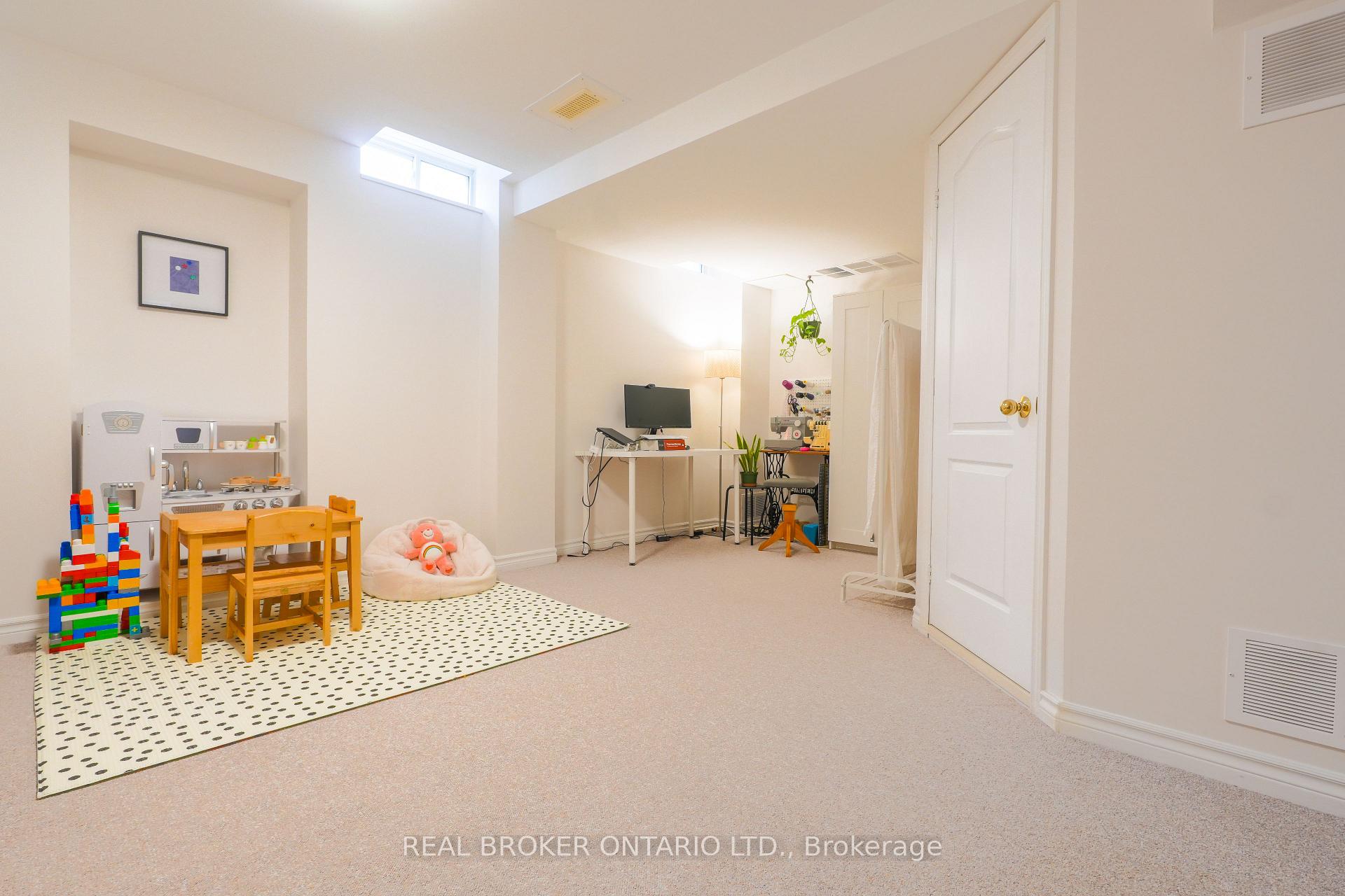 Photo 14 of 7 Kingsbridge Circle, Vaughan, Beverley Glen — HOMEH