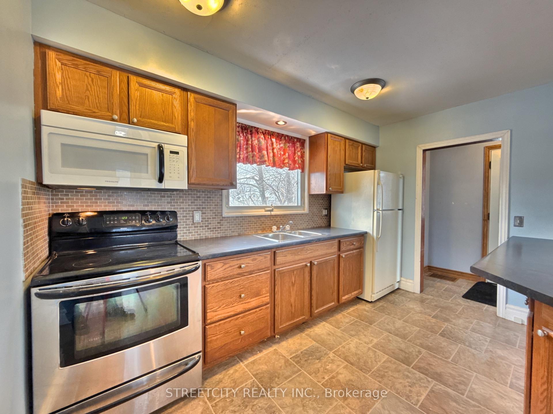 Photo 10 of 667 Murphy Road, Sarnia — HOMEH