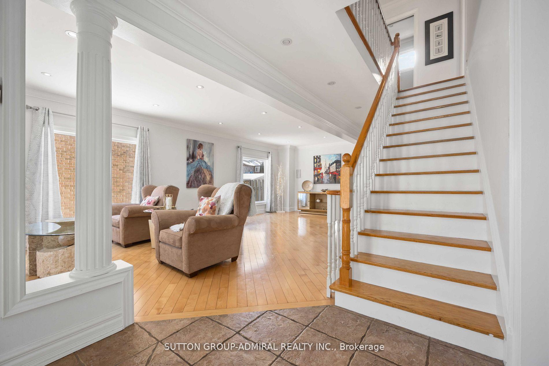 Photo 2 of 5 Ardwell Crescent, Vaughan, Maple — HOMEH