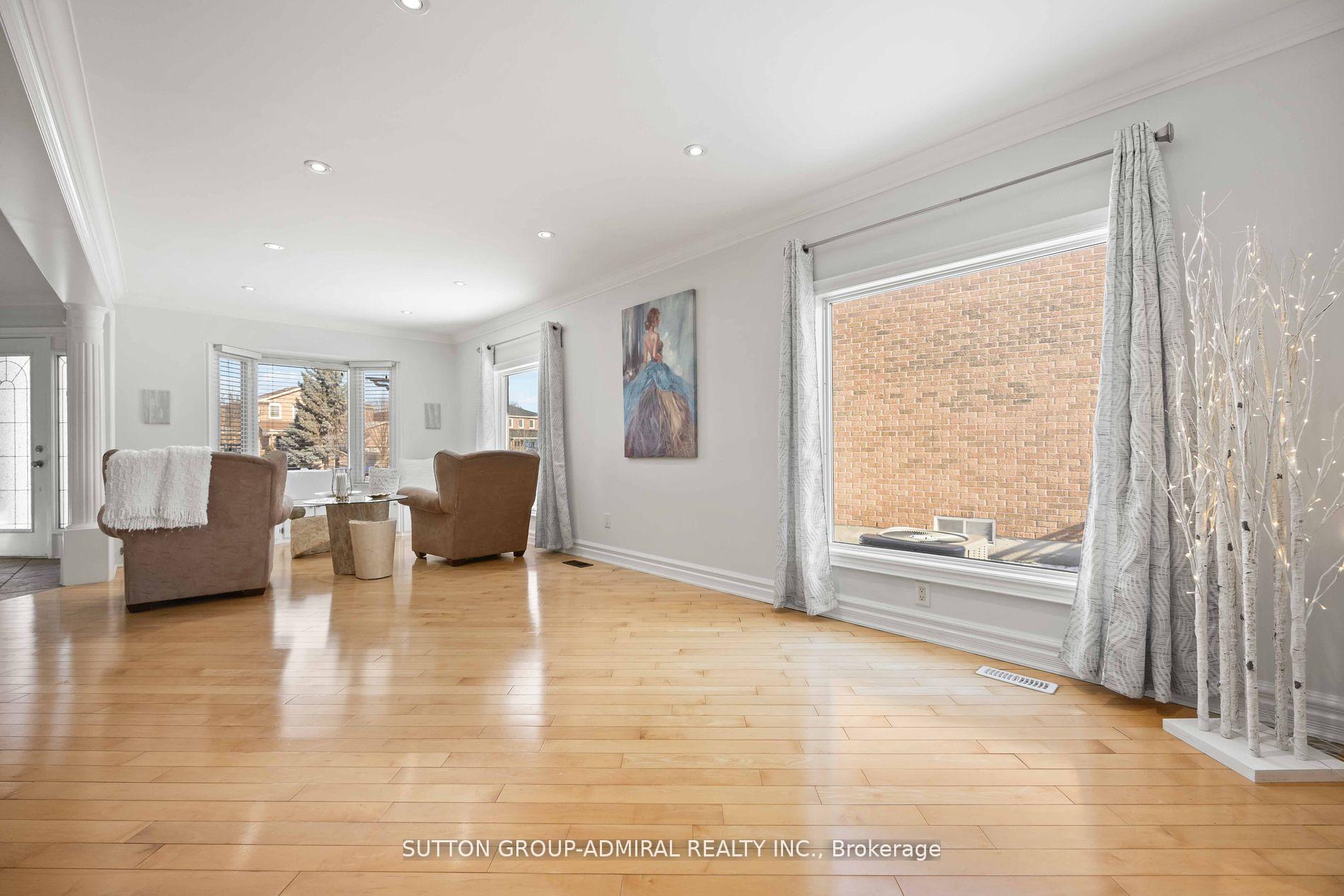 Photo 8 of 5 Ardwell Crescent, Vaughan, Maple — HOMEH