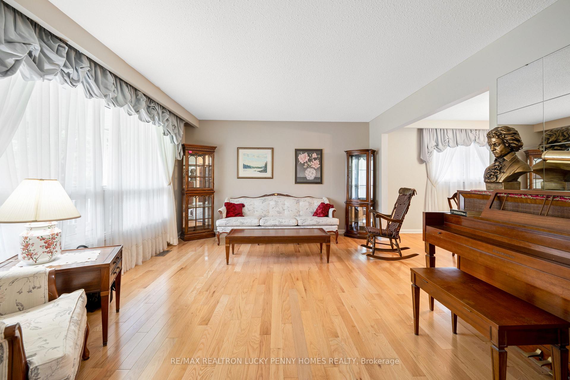 Photo 23 of 35 Captain Rolph Boulevard, Markham, Markham Village — HOMEH