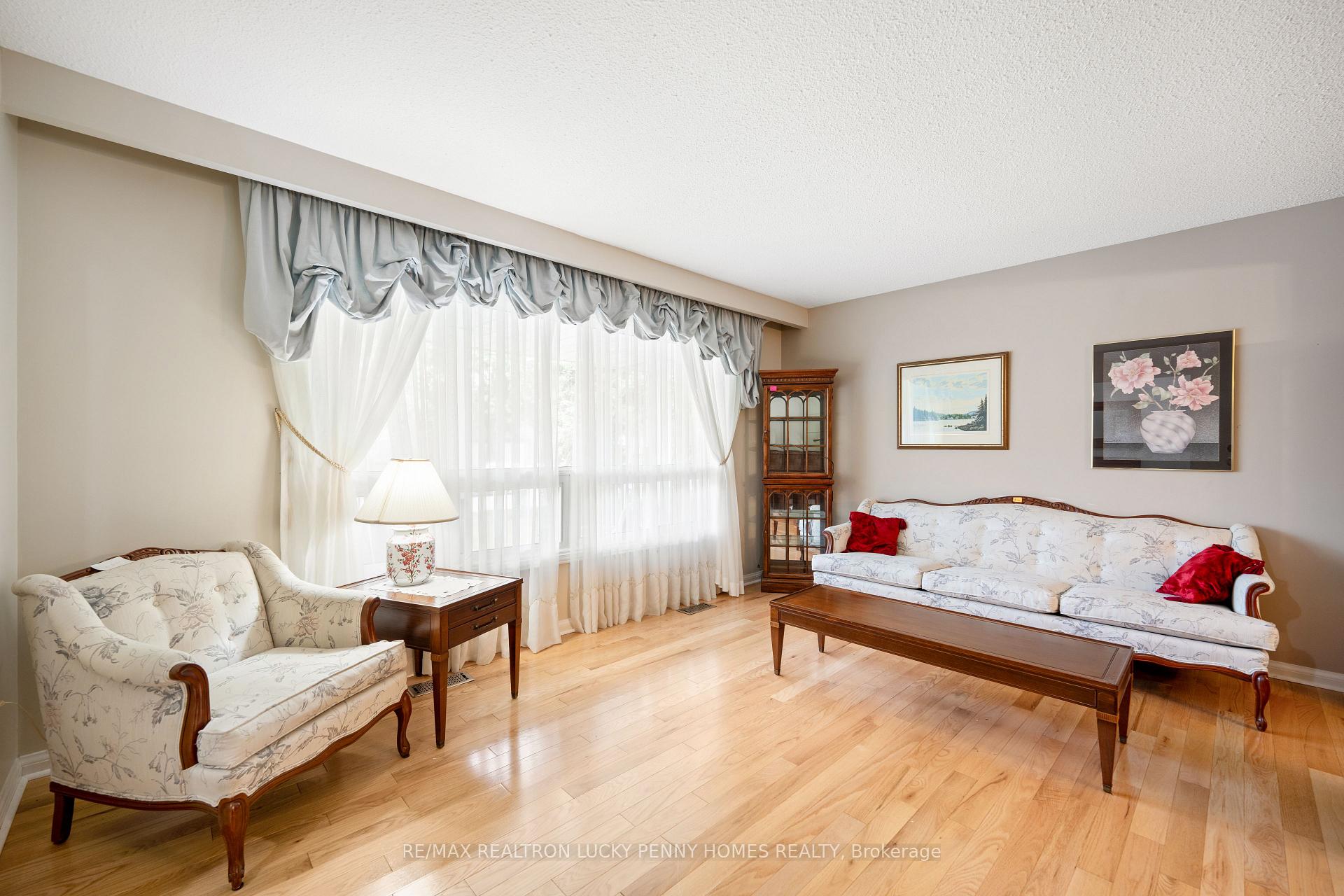 Photo 26 of 35 Captain Rolph Boulevard, Markham, Markham Village — HOMEH