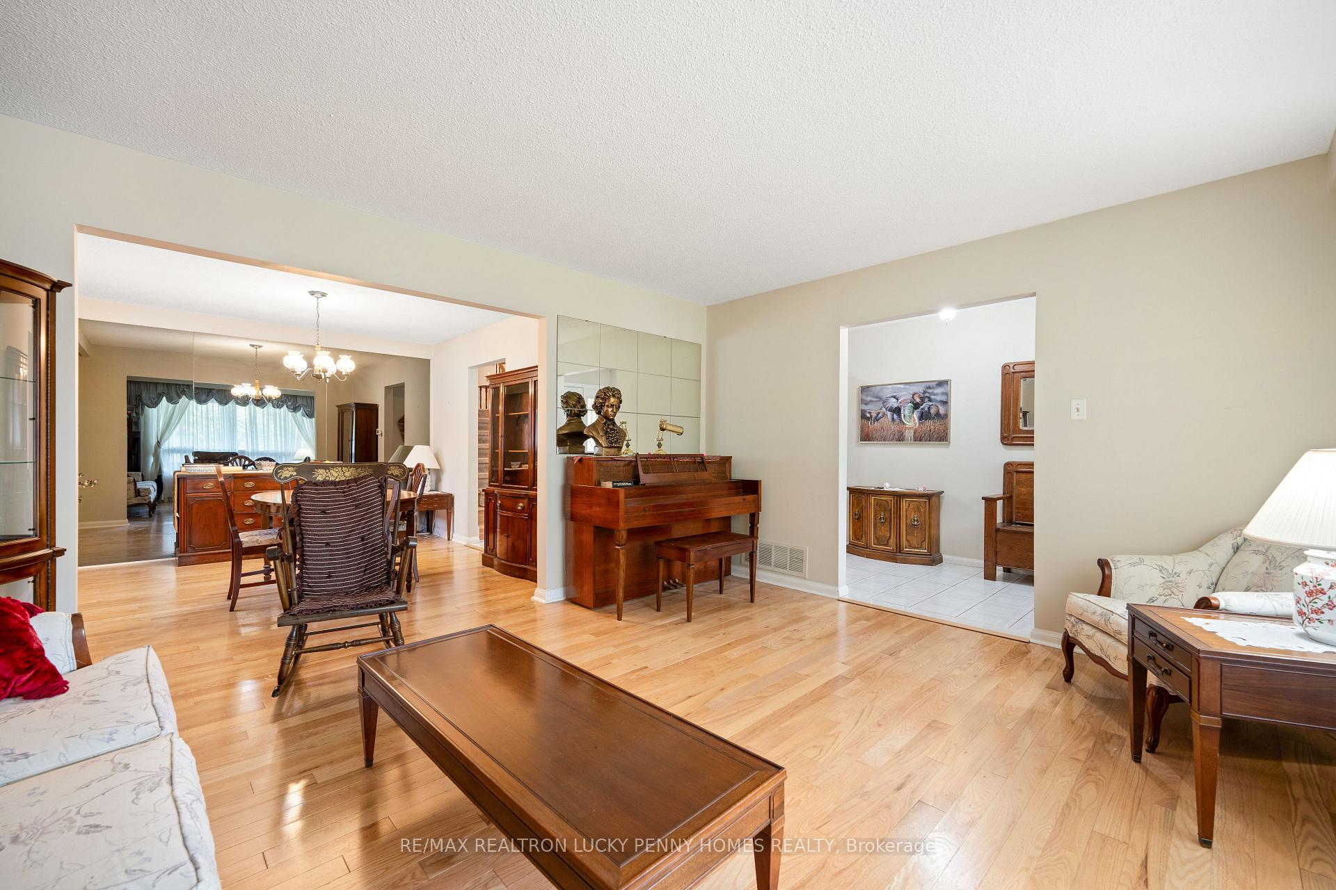 Photo 7 of 35 Captain Rolph Boulevard, Markham, Markham Village — HOMEH