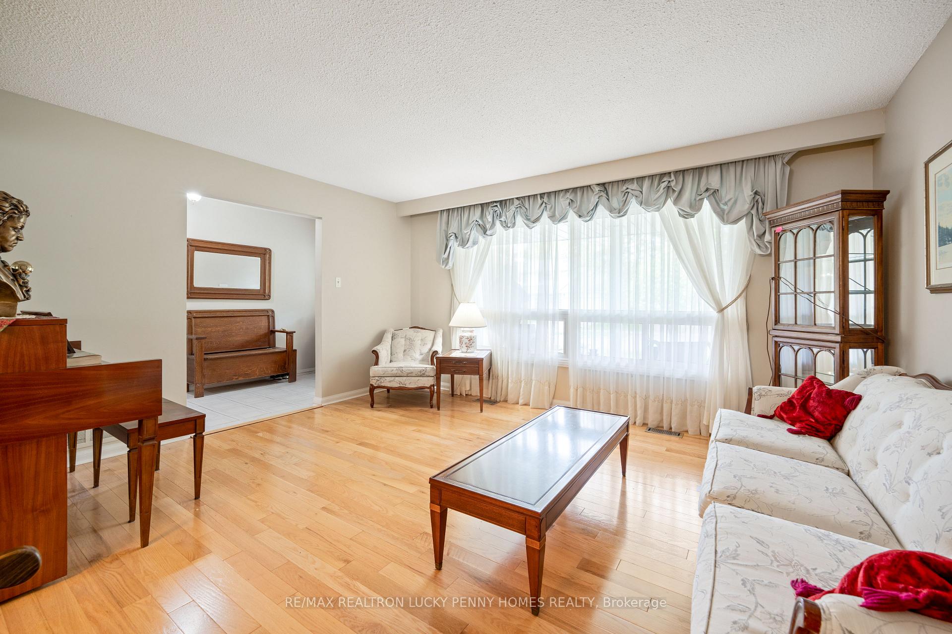 Photo 2 of 35 Captain Rolph Boulevard, Markham, Markham Village — HOMEH