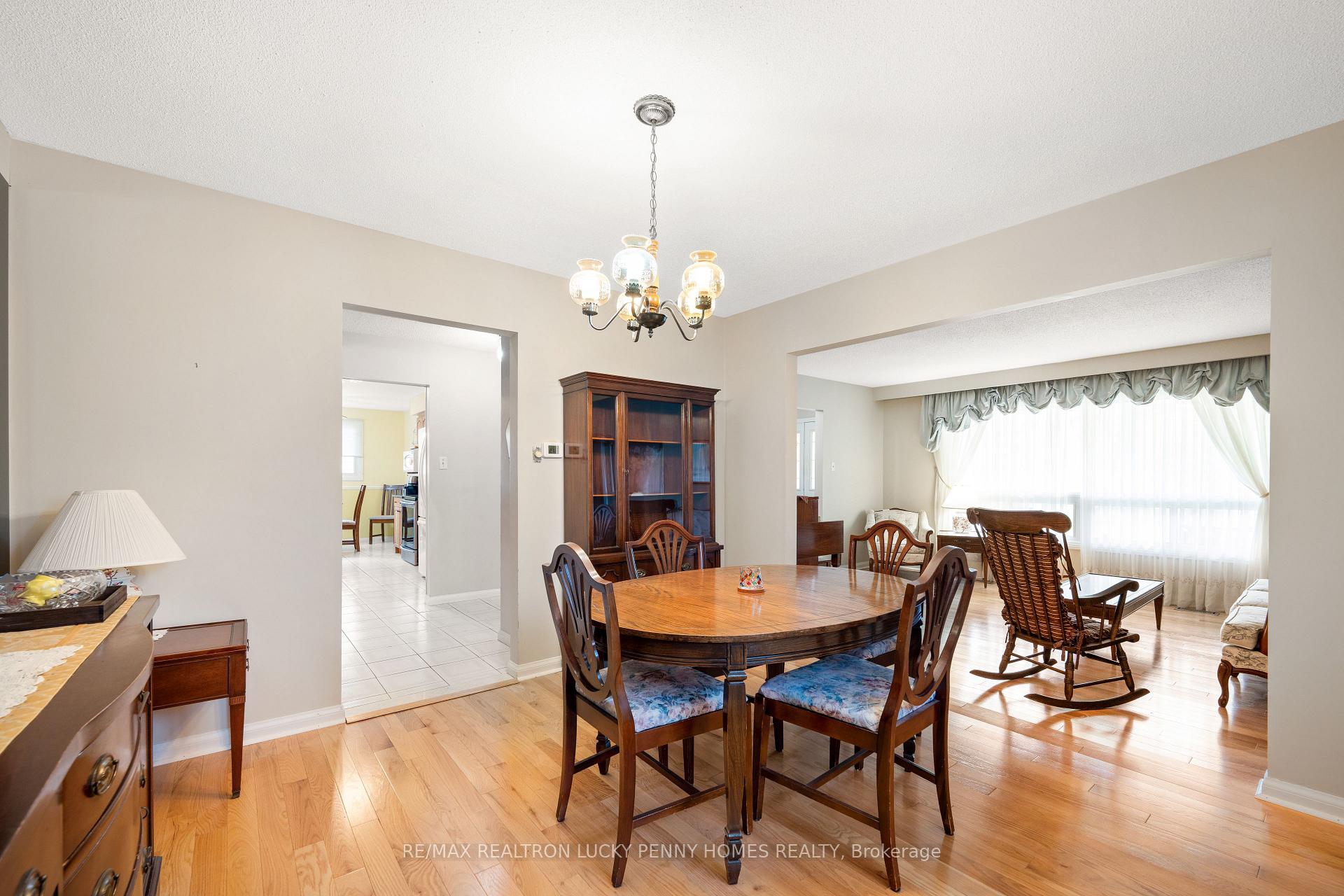 Photo 8 of 35 Captain Rolph Boulevard, Markham, Markham Village — HOMEH