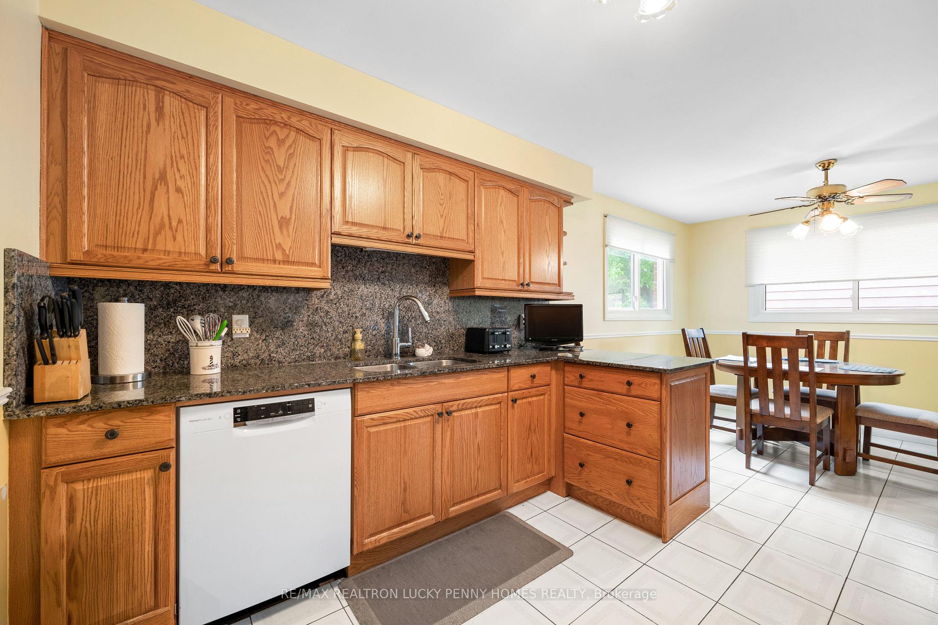 Photo 10 of 35 Captain Rolph Boulevard, Markham, Markham Village — HOMEH
