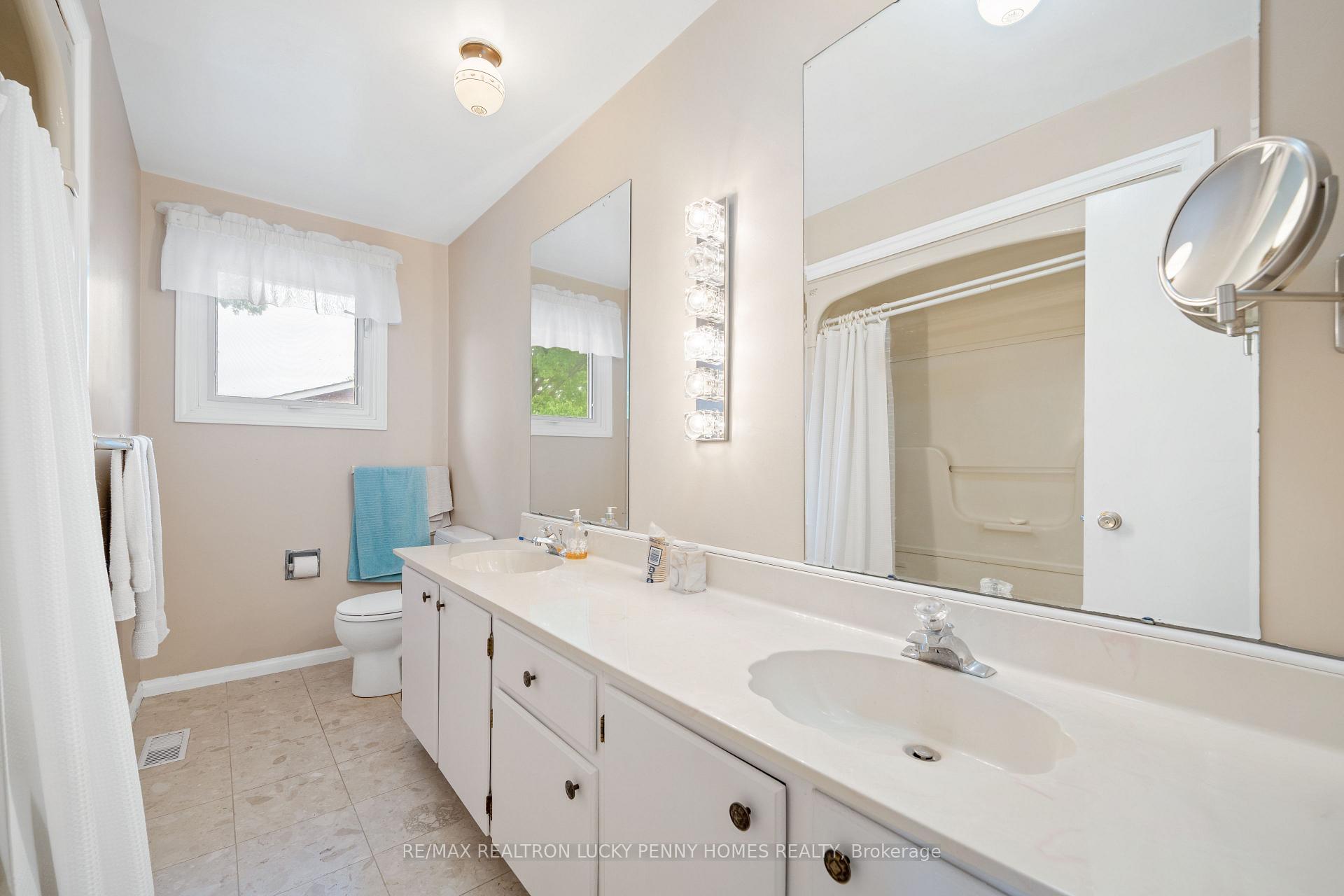 Photo 29 of 35 Captain Rolph Boulevard, Markham, Markham Village — HOMEH