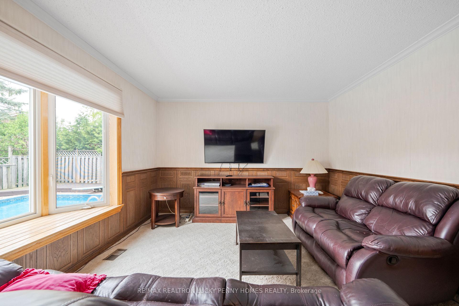 Photo 4 of 35 Captain Rolph Boulevard, Markham, Markham Village — HOMEH