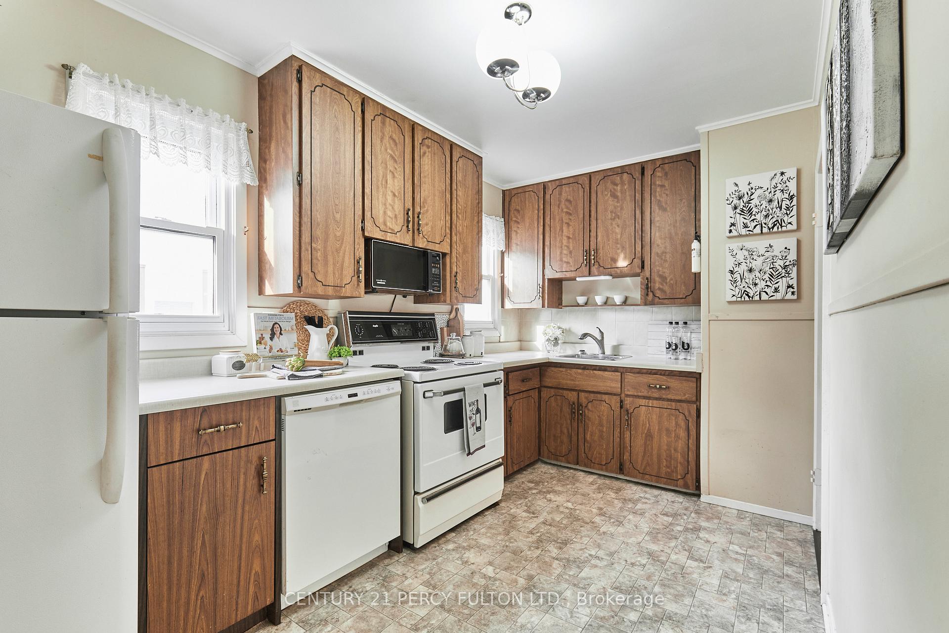 Photo 5 of 7 Parry Road, Ajax, South East — HOMEH