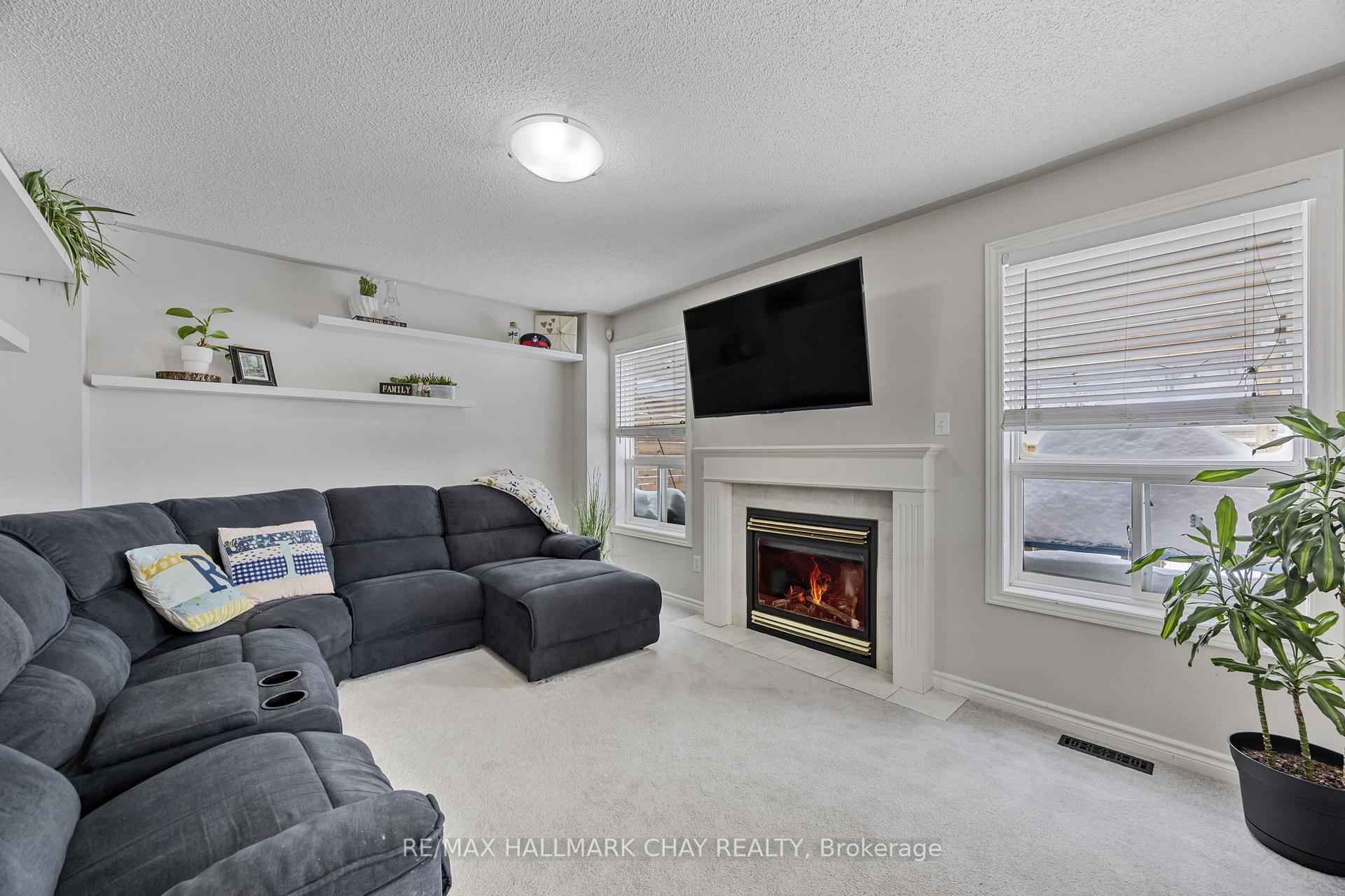 Photo 5 of 125 Monique Crescent, Barrie, East Bayfield — HOMEH