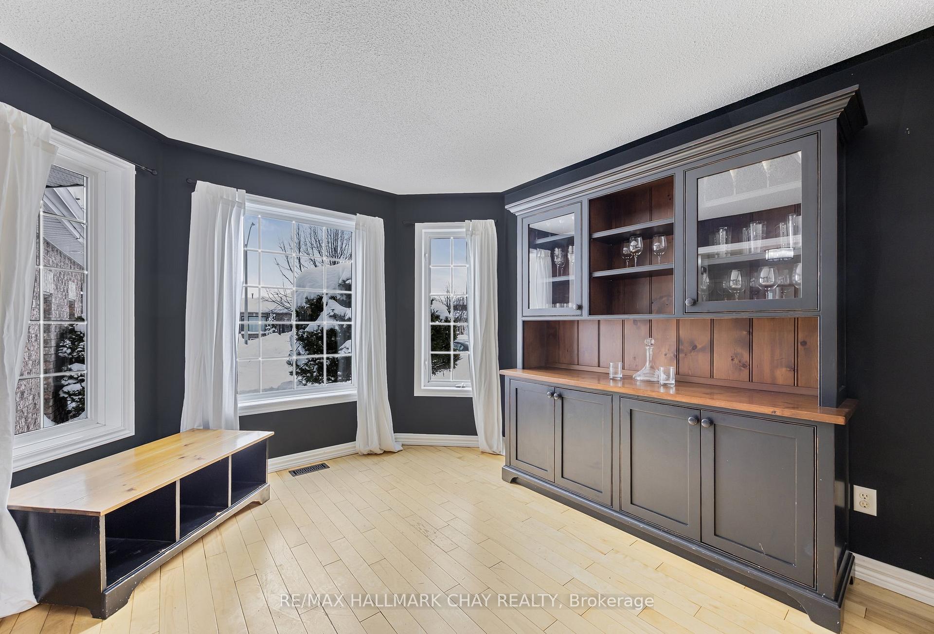 Photo 6 of 125 Monique Crescent, Barrie, East Bayfield — HOMEH