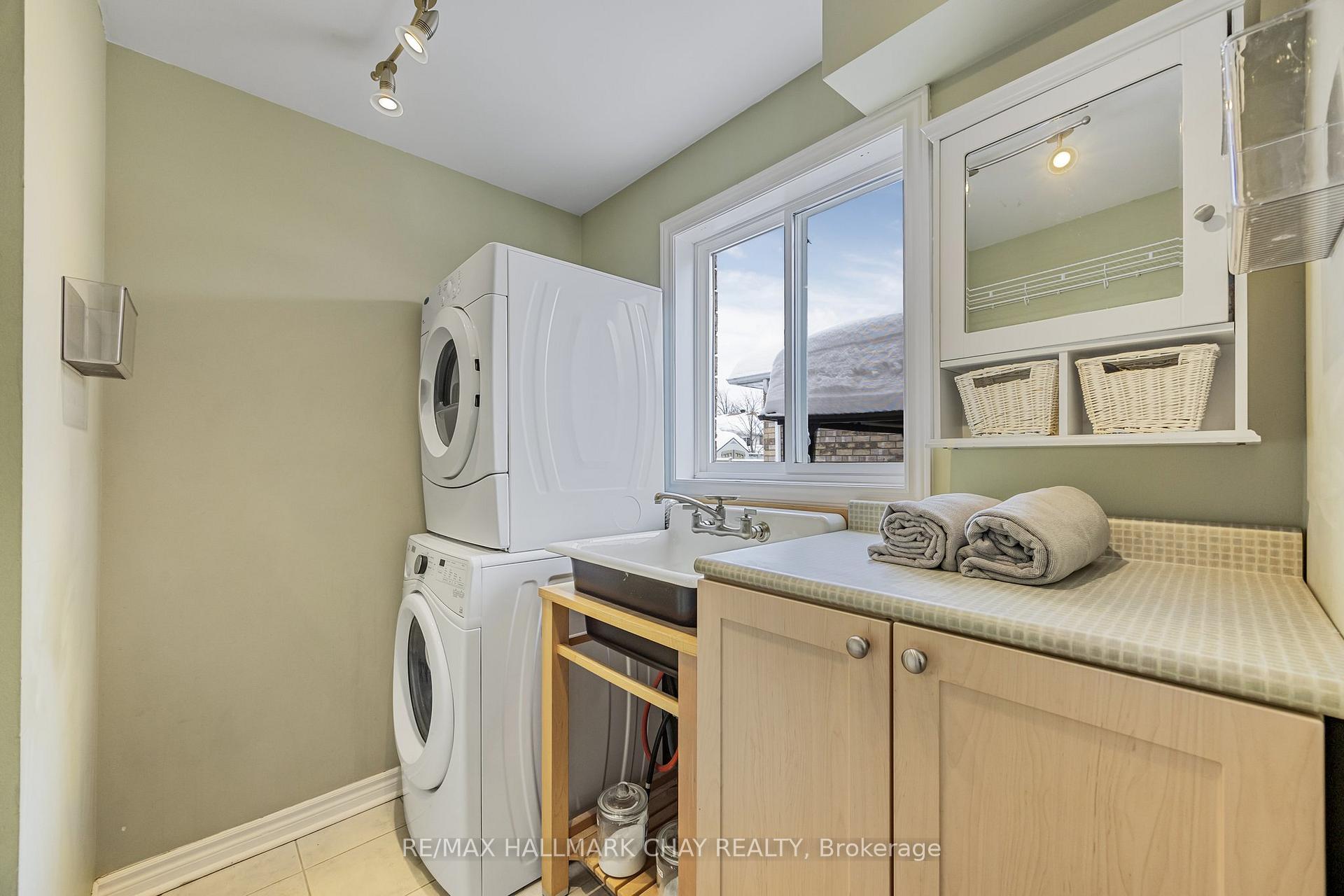 Photo 9 of 125 Monique Crescent, Barrie, East Bayfield — HOMEH