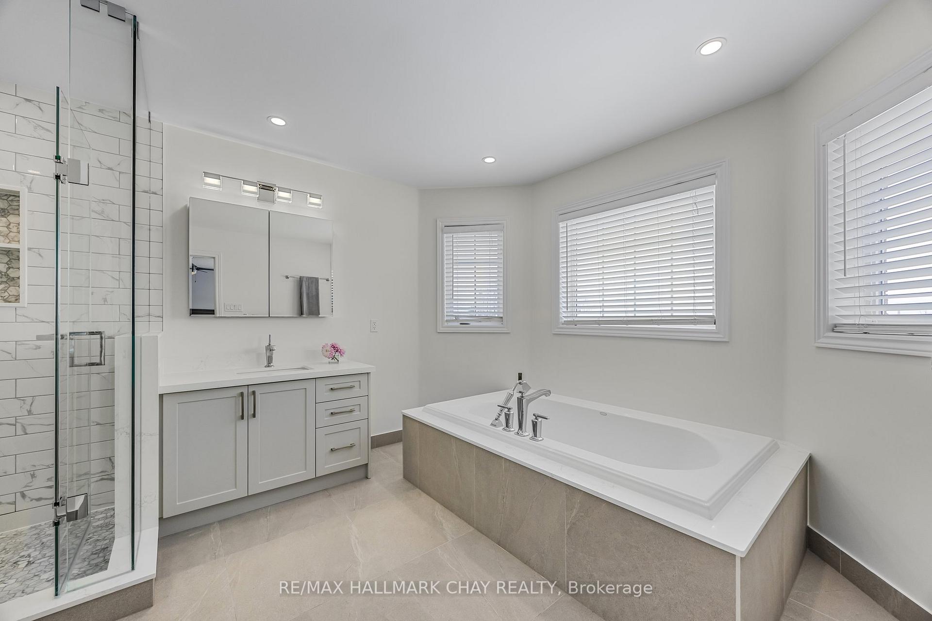 Photo 10 of 125 Monique Crescent, Barrie, East Bayfield — HOMEH