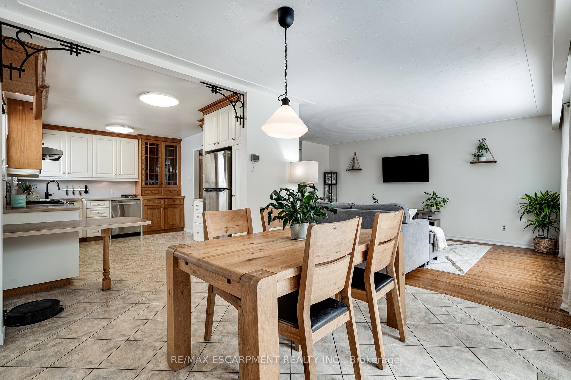Photo 9 of 197 Pleasant Avenue, Hamilton, Dundas — HOMEH