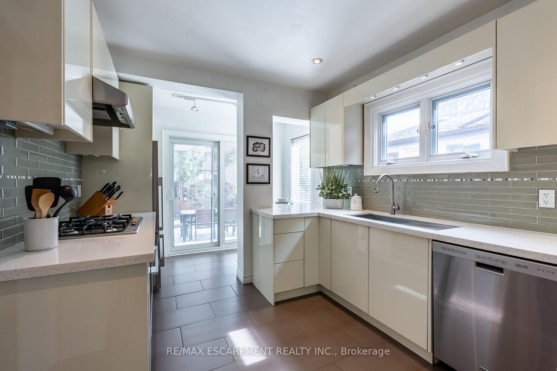 Photo 15 of 132 Dromore Crescent, Hamilton, Westdale — HOMEH
