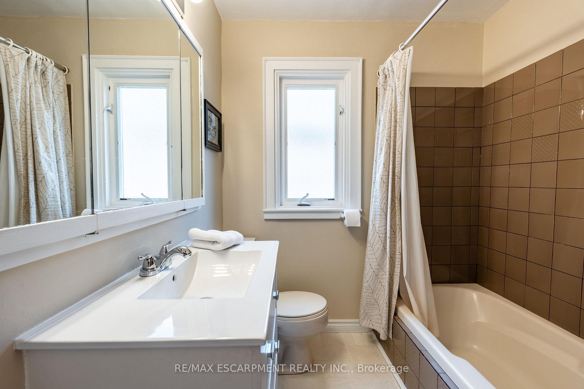 Photo 18 of 132 Dromore Crescent, Hamilton, Westdale — HOMEH