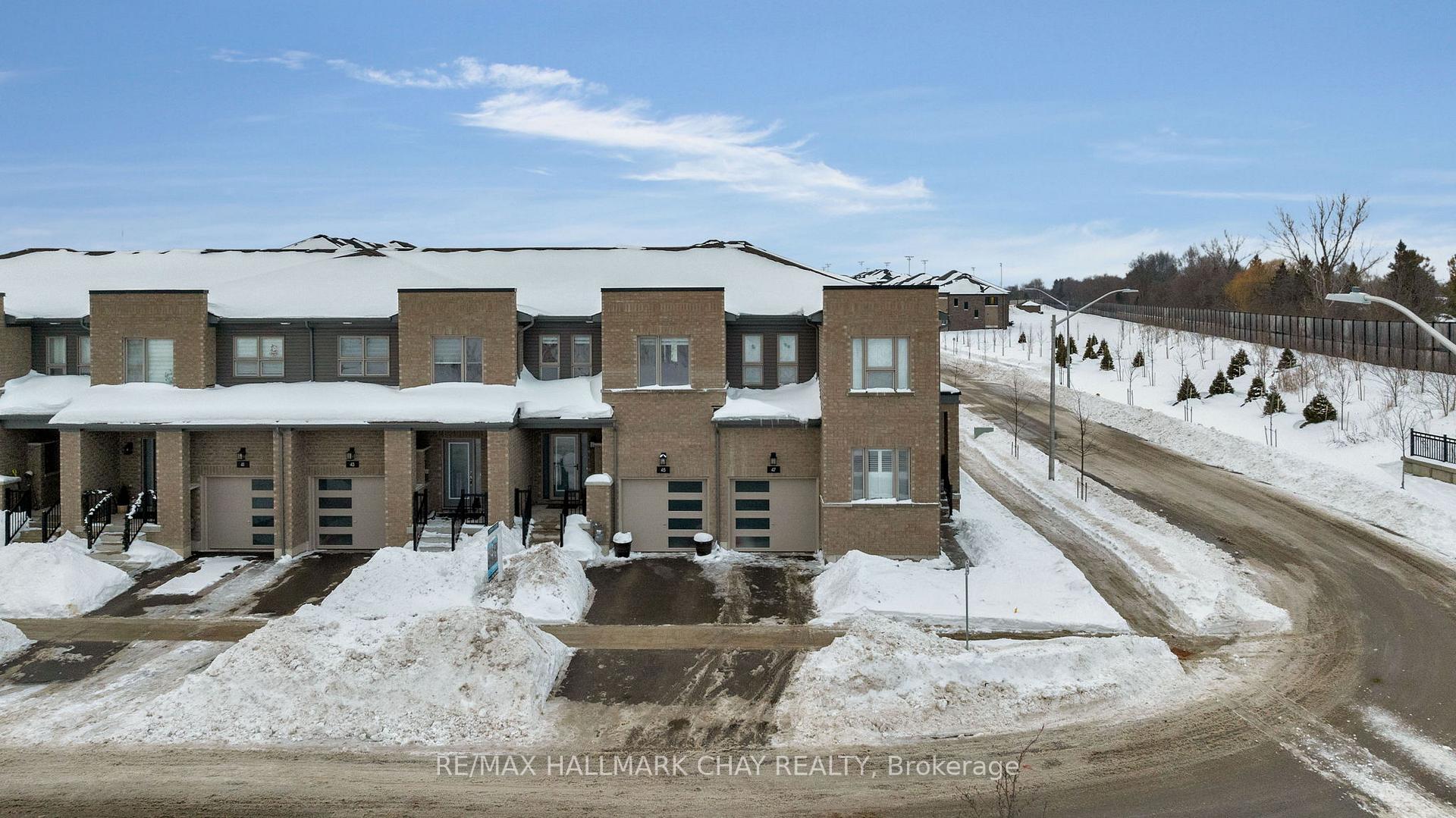 Photo 3 of 45 Turnberry Lane, Barrie, Painswick South — HOMEH