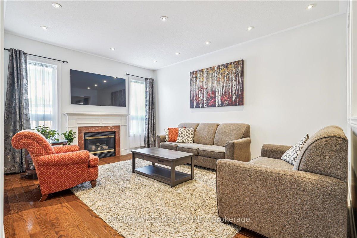 Photo 2 of 52 Blackfriar Avenue, Whitby, Brooklin — HOMEH