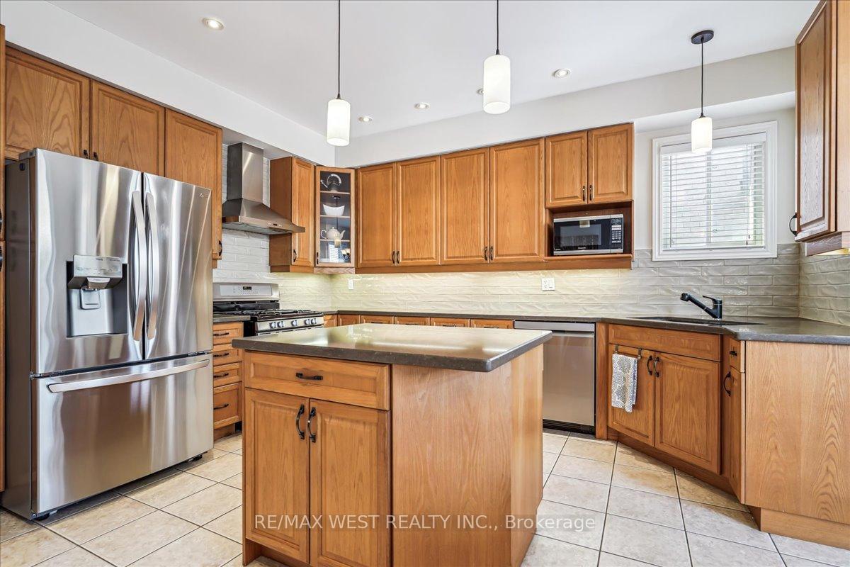 Photo 5 of 52 Blackfriar Avenue, Whitby, Brooklin — HOMEH