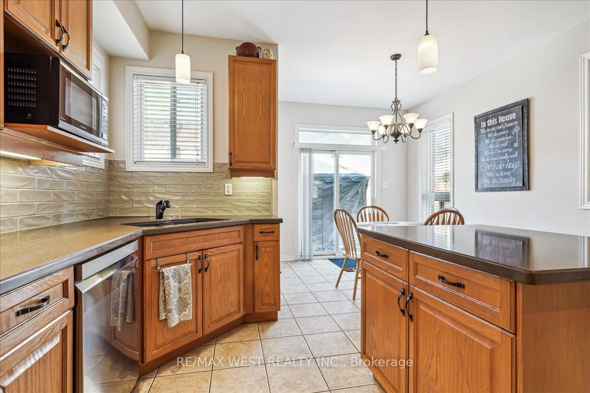 Photo 8 of 52 Blackfriar Avenue, Whitby, Brooklin — HOMEH