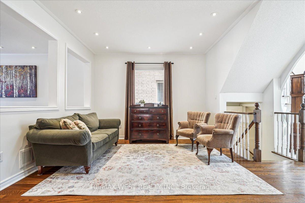 Photo 3 of 52 Blackfriar Avenue, Whitby, Brooklin — HOMEH