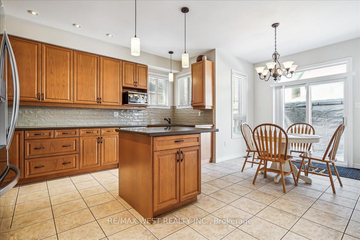 Photo 11 of 52 Blackfriar Avenue, Whitby, Brooklin — HOMEH