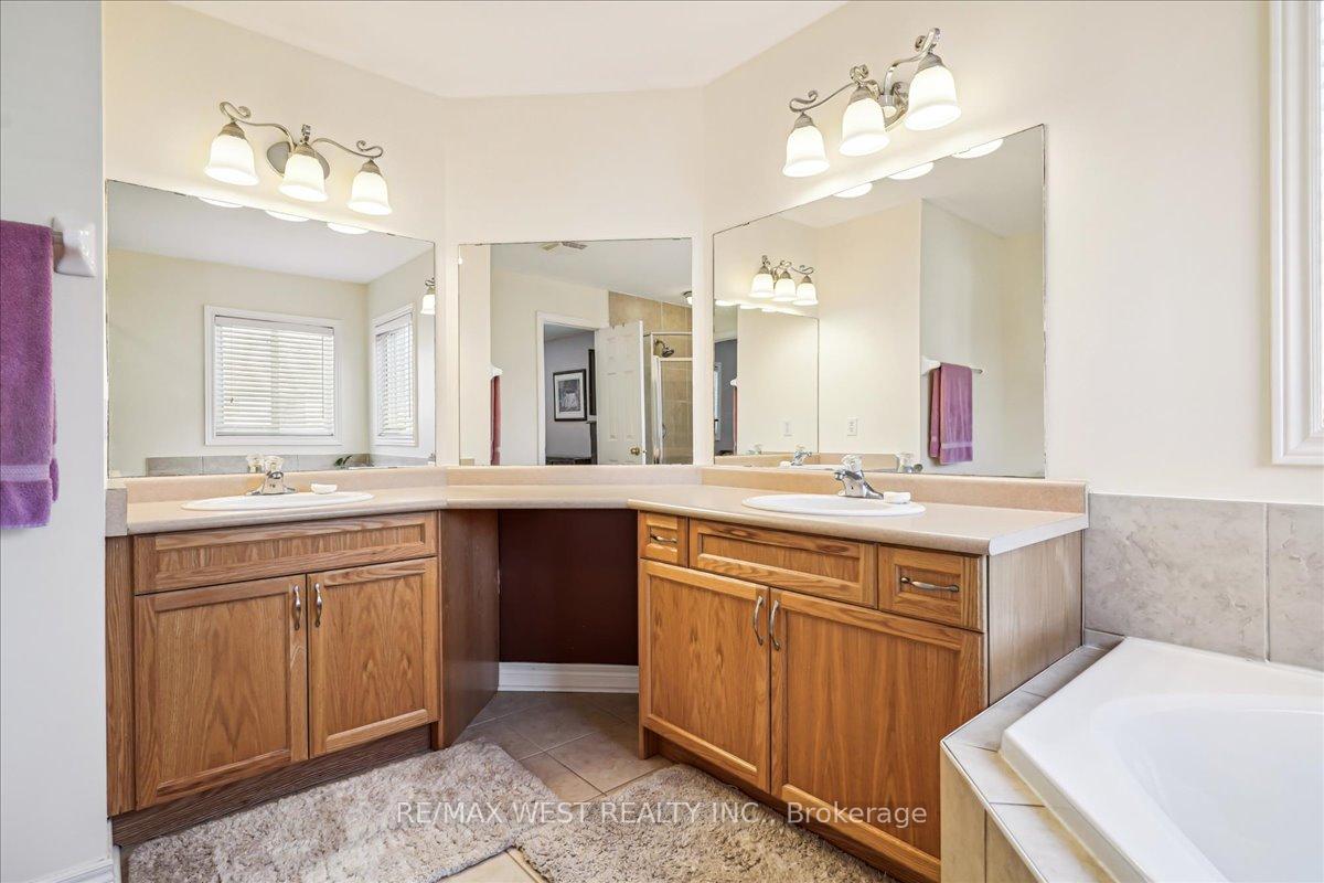 Photo 9 of 52 Blackfriar Avenue, Whitby, Brooklin — HOMEH