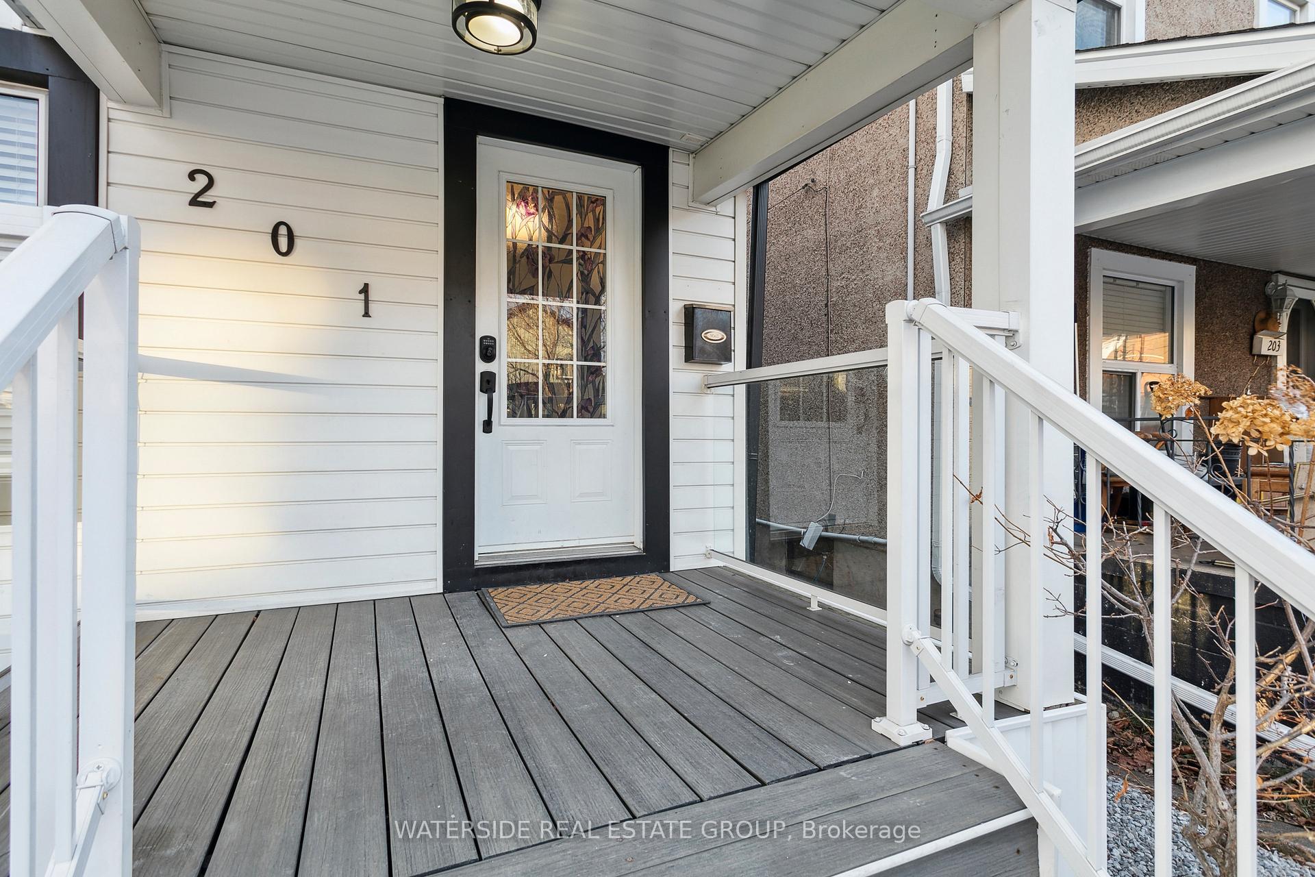 Photo 3 of 201 Rosslyn Avenue N, Hamilton, Crown Point — HOMEH