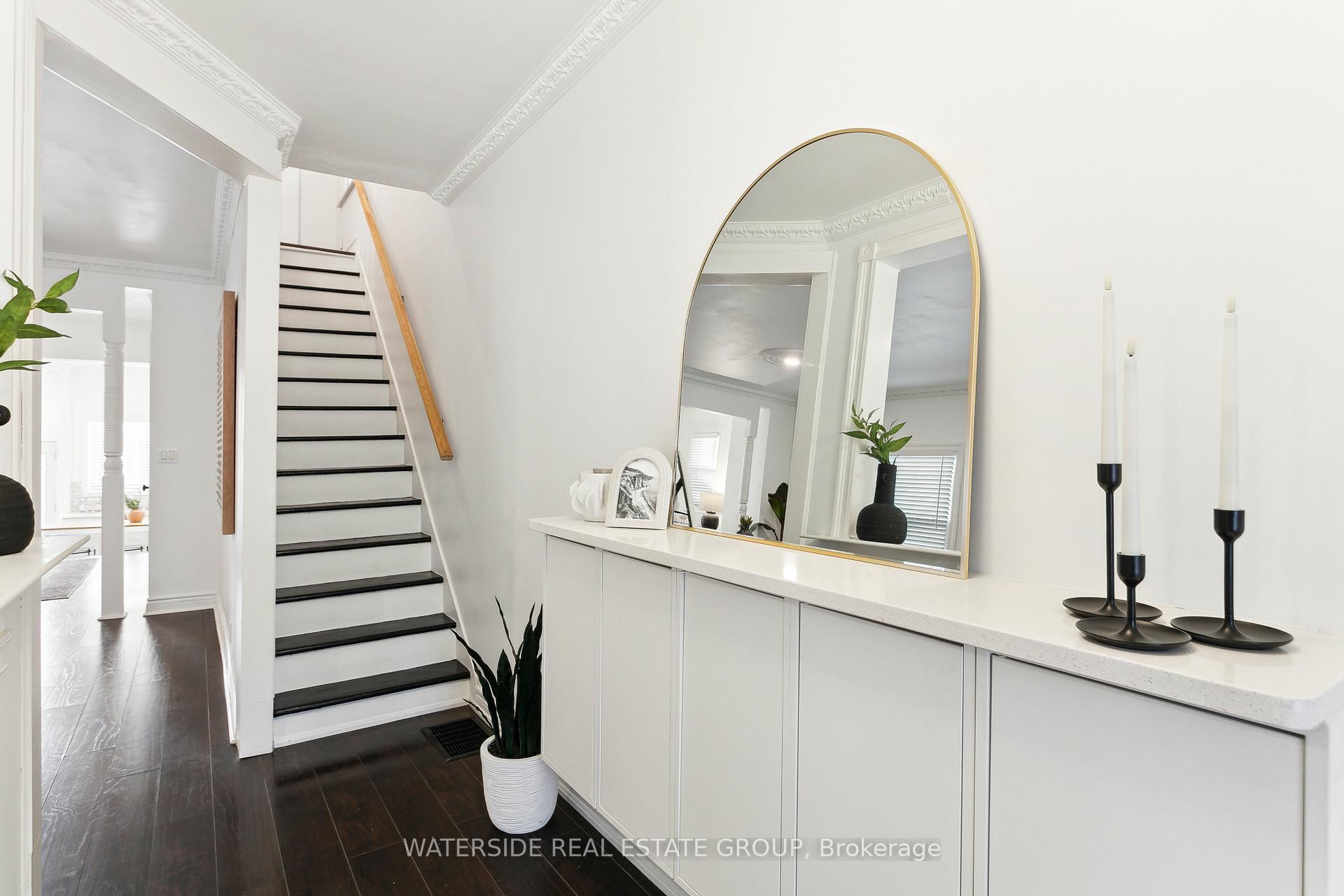 Photo 5 of 201 Rosslyn Avenue N, Hamilton, Crown Point — HOMEH
