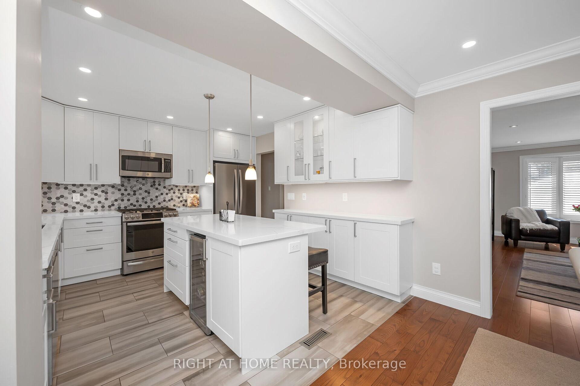 Photo 3 of 10 Riley Street, Hamilton, Waterdown — HOMEH